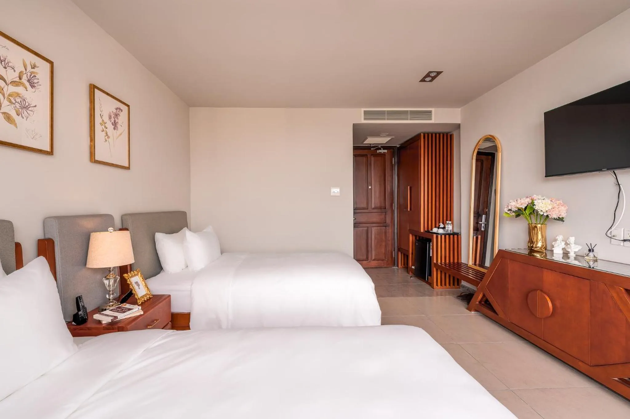 Bed in SAZI Parlia Hotel - Free Nails HairWash n Airport