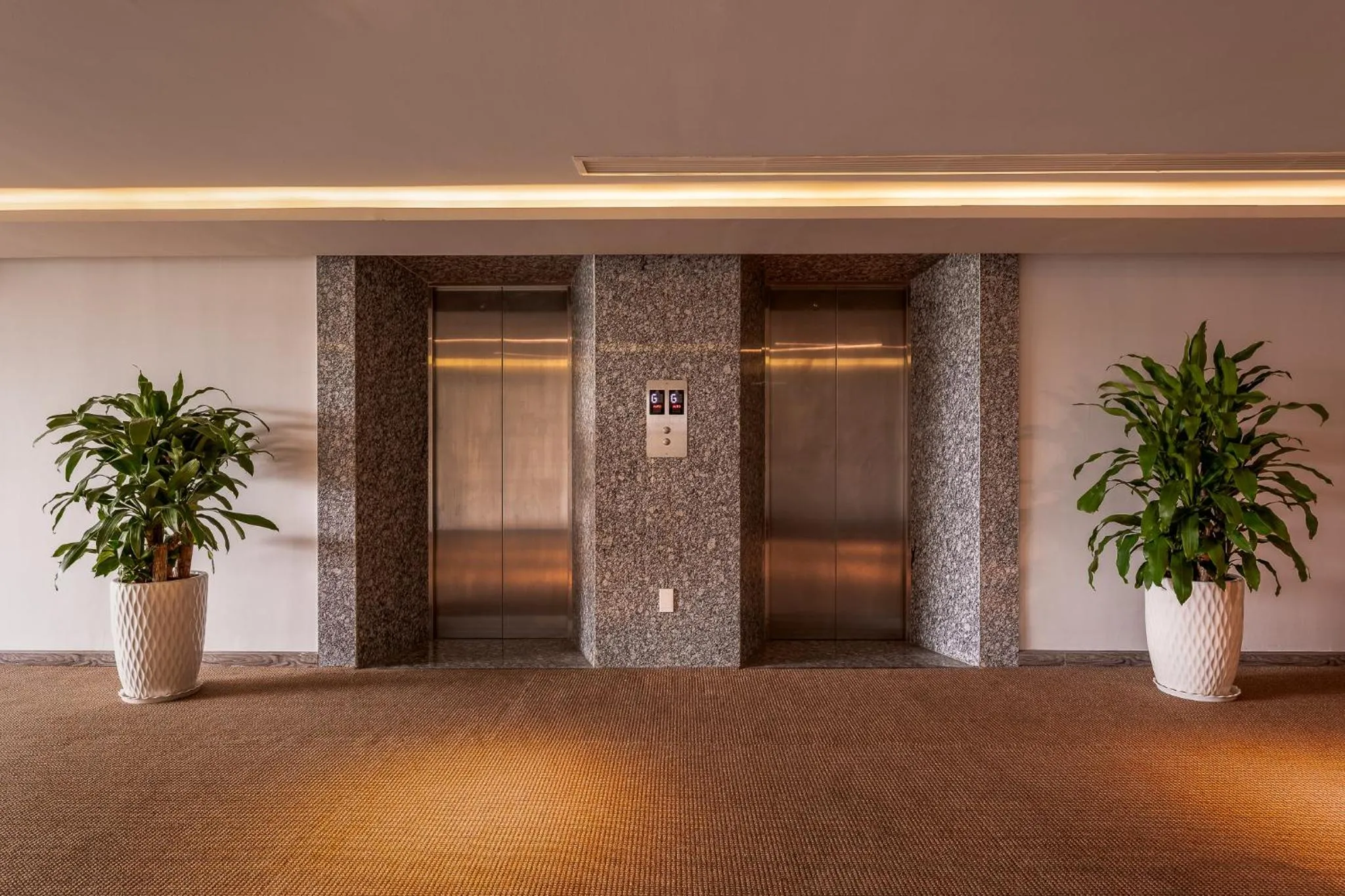 elevator in SAZI Parlia Hotel - Free Nails HairWash n Airport