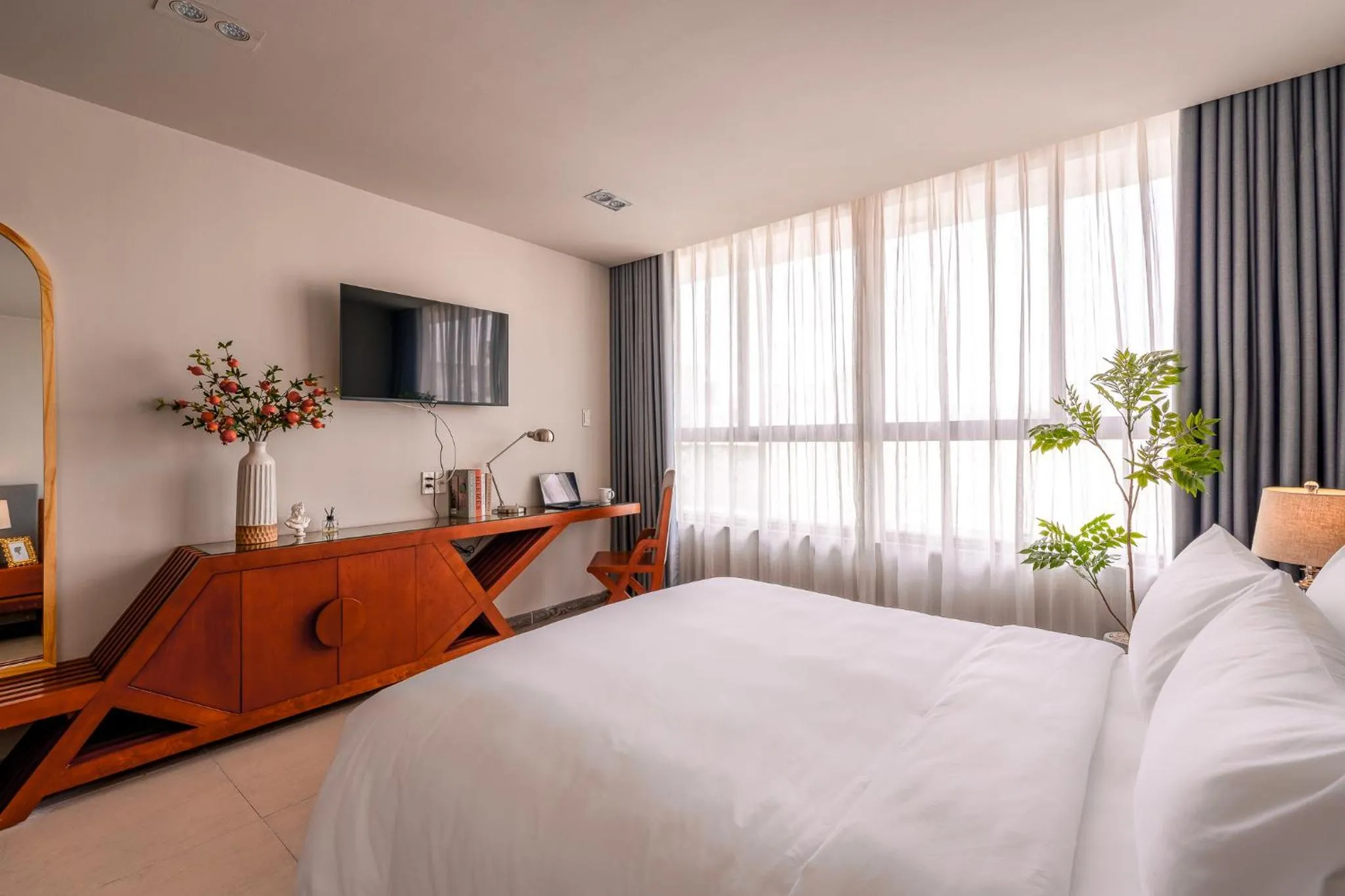 Photo of the whole room, Bed in SAZI Parlia Hotel - Free Nails HairWash n Airport
