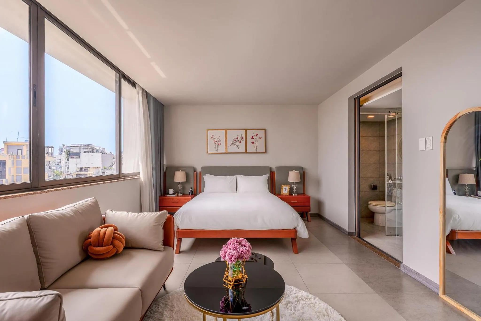 Photo of the whole room, Bed in SAZI Parlia Hotel - Free Nails HairWash n Airport