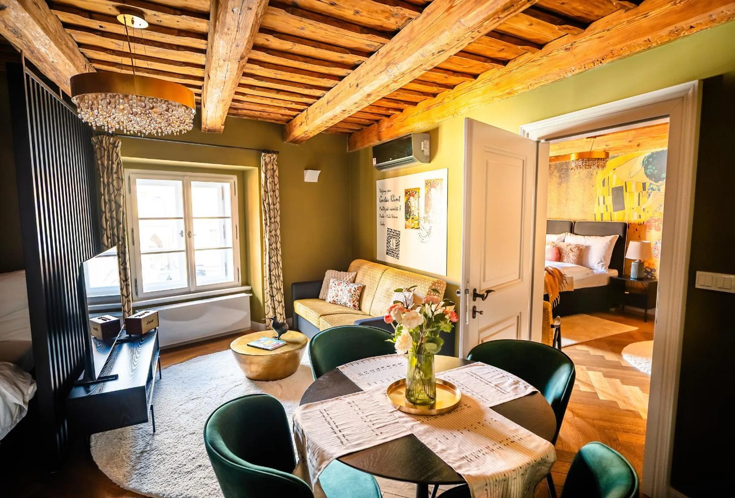 TV and multimedia, Bed in Old Royal Post Boutique Hotel & Premium Suites