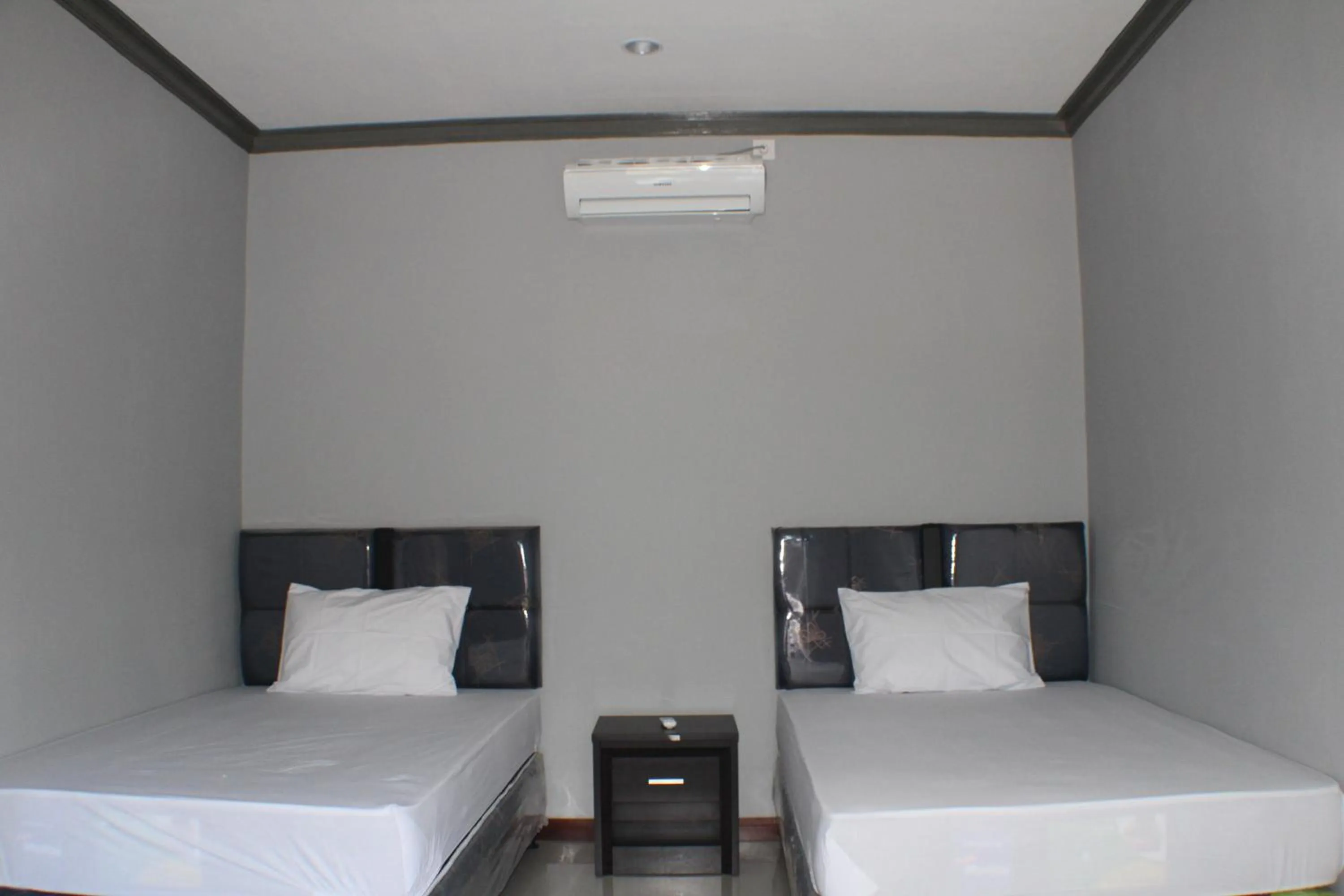 Photo of the whole room, Bed in Tri Putri Homestay