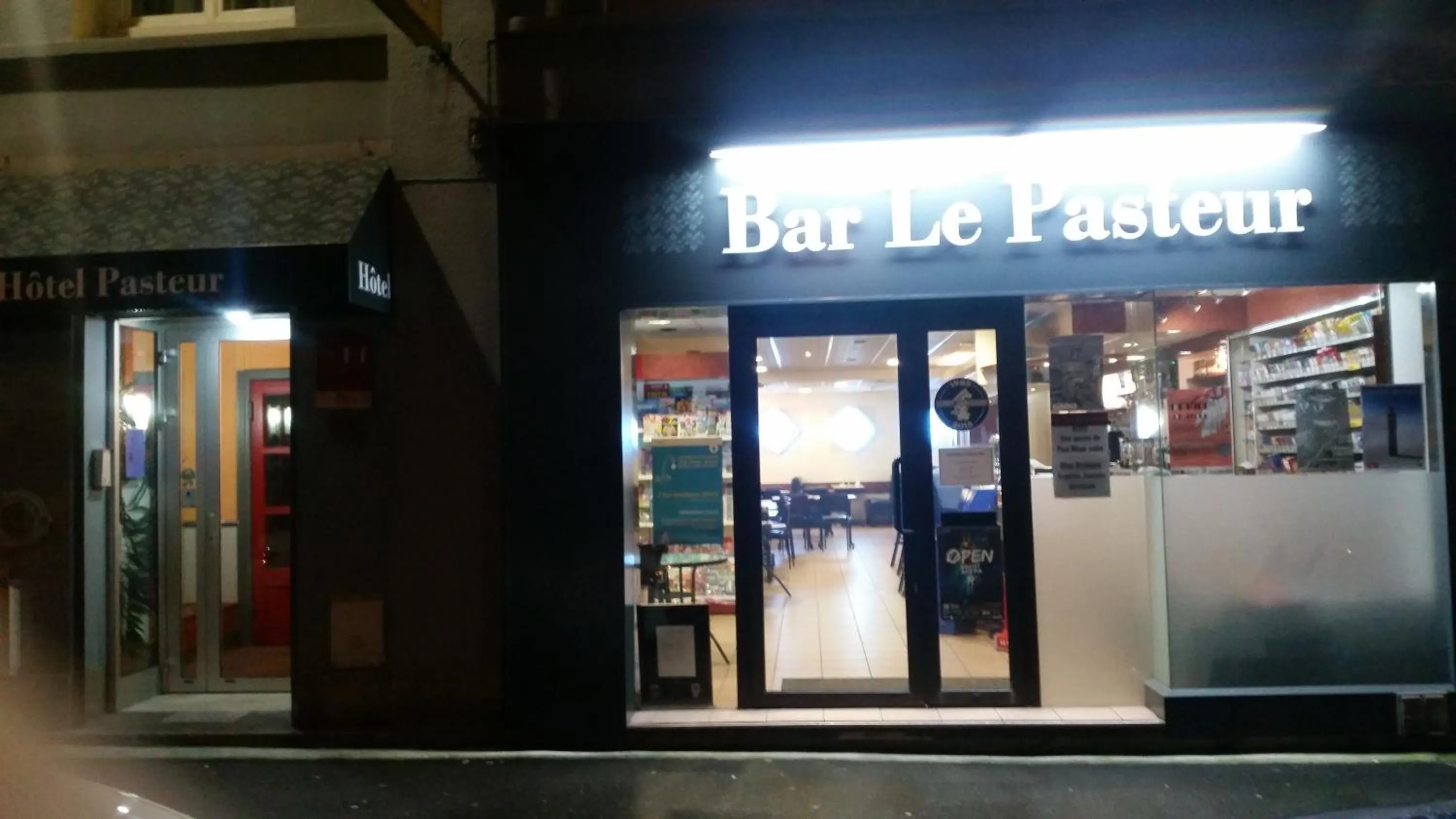 Facade/entrance in Le Pasteur