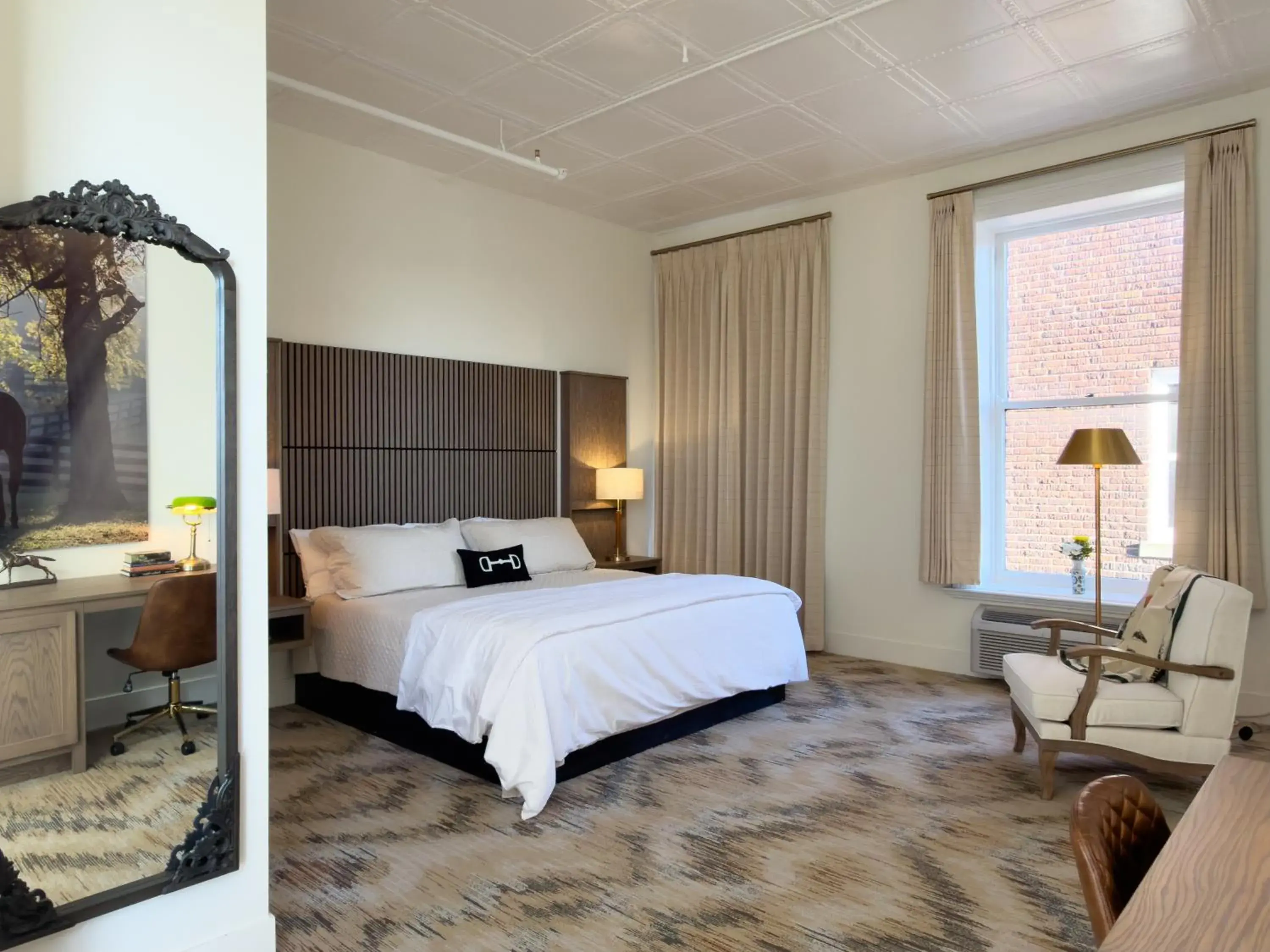 Deluxe Queen Room in Hotel Thoroughbred Deluxe Queen Room in Hotel Thoroughbred