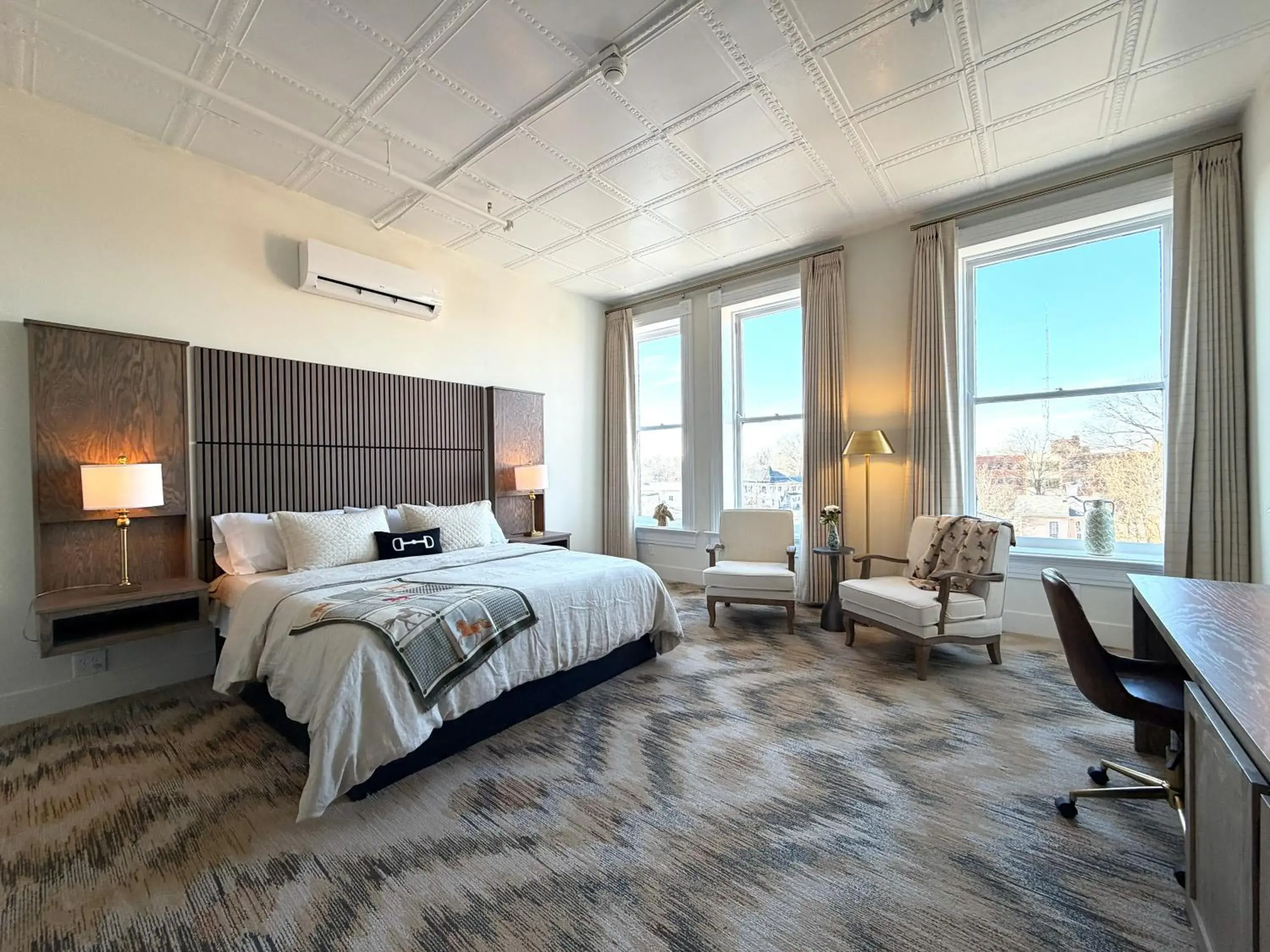Deluxe Room (2 Adults + 1 Child) in Hotel Thoroughbred Deluxe Room (2 Adults + 1 Child) in Hotel Thoroughbred