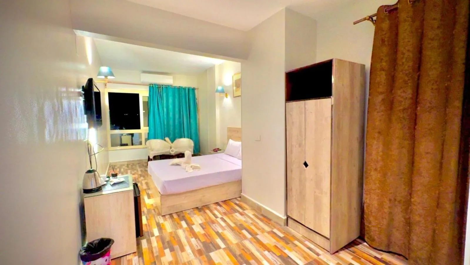 Bedroom, Bed in Nile Hotel