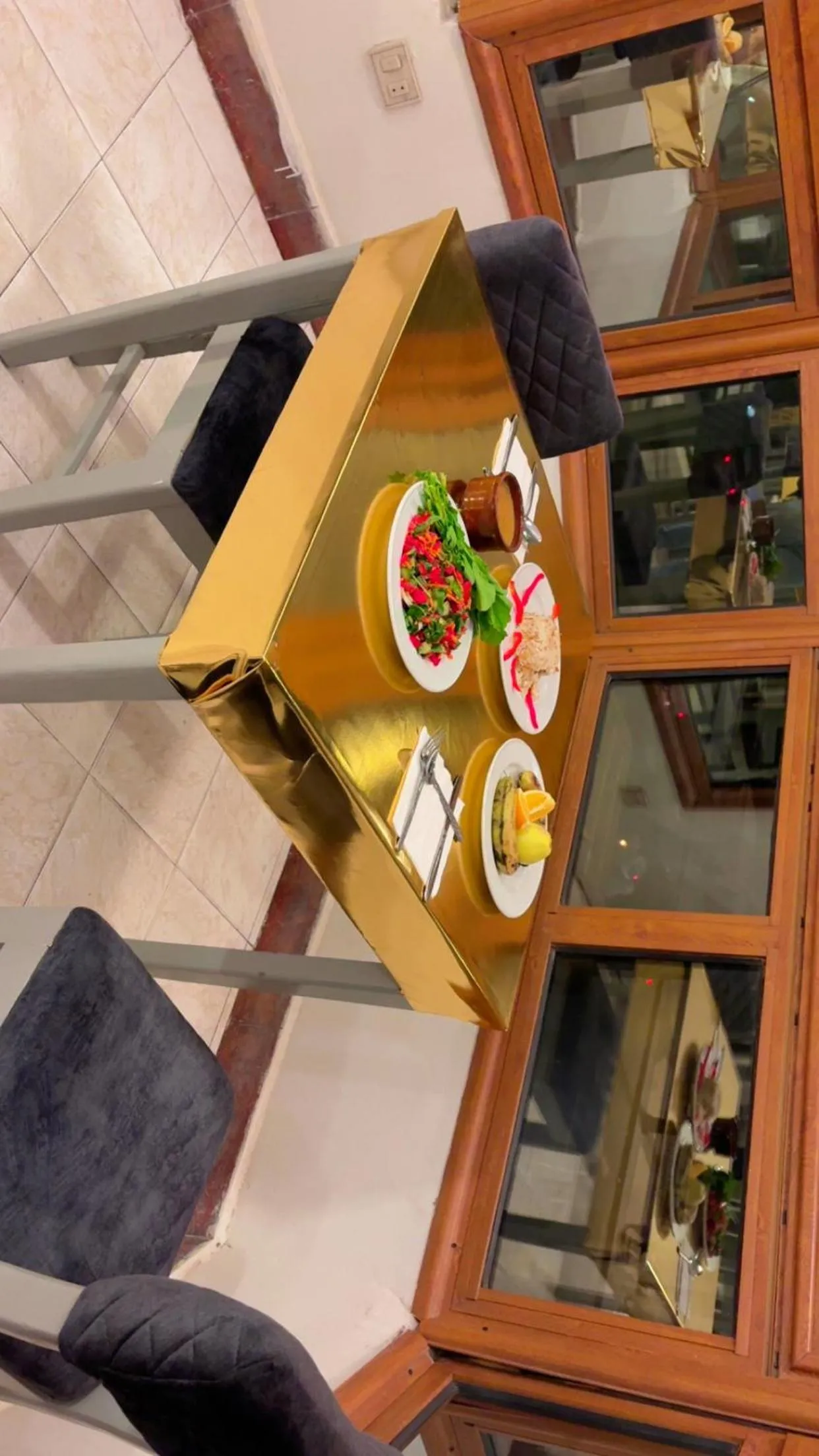 Restaurant/places to eat in Nile Hotel
