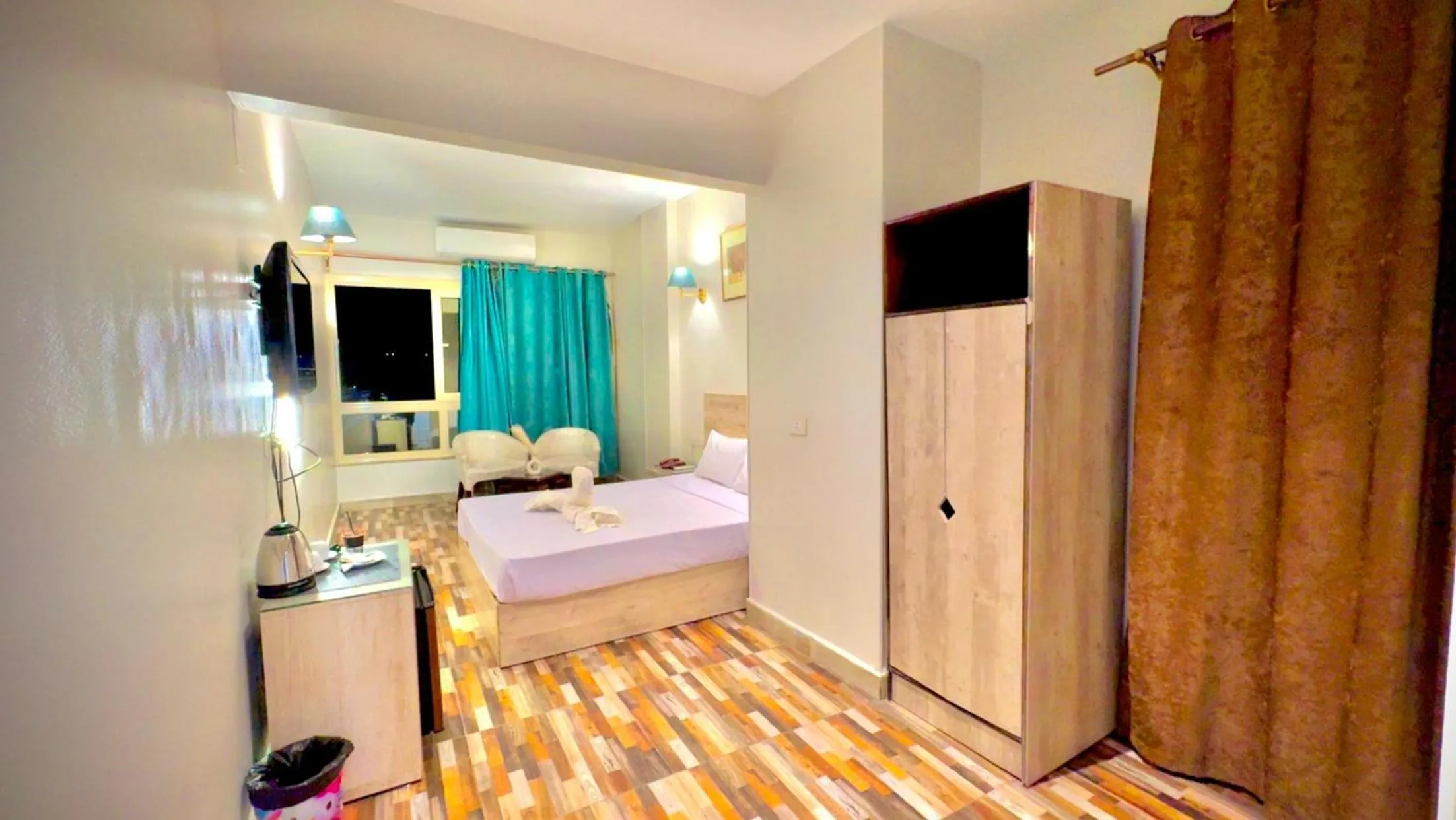 Bedroom, Bed in Nile Hotel