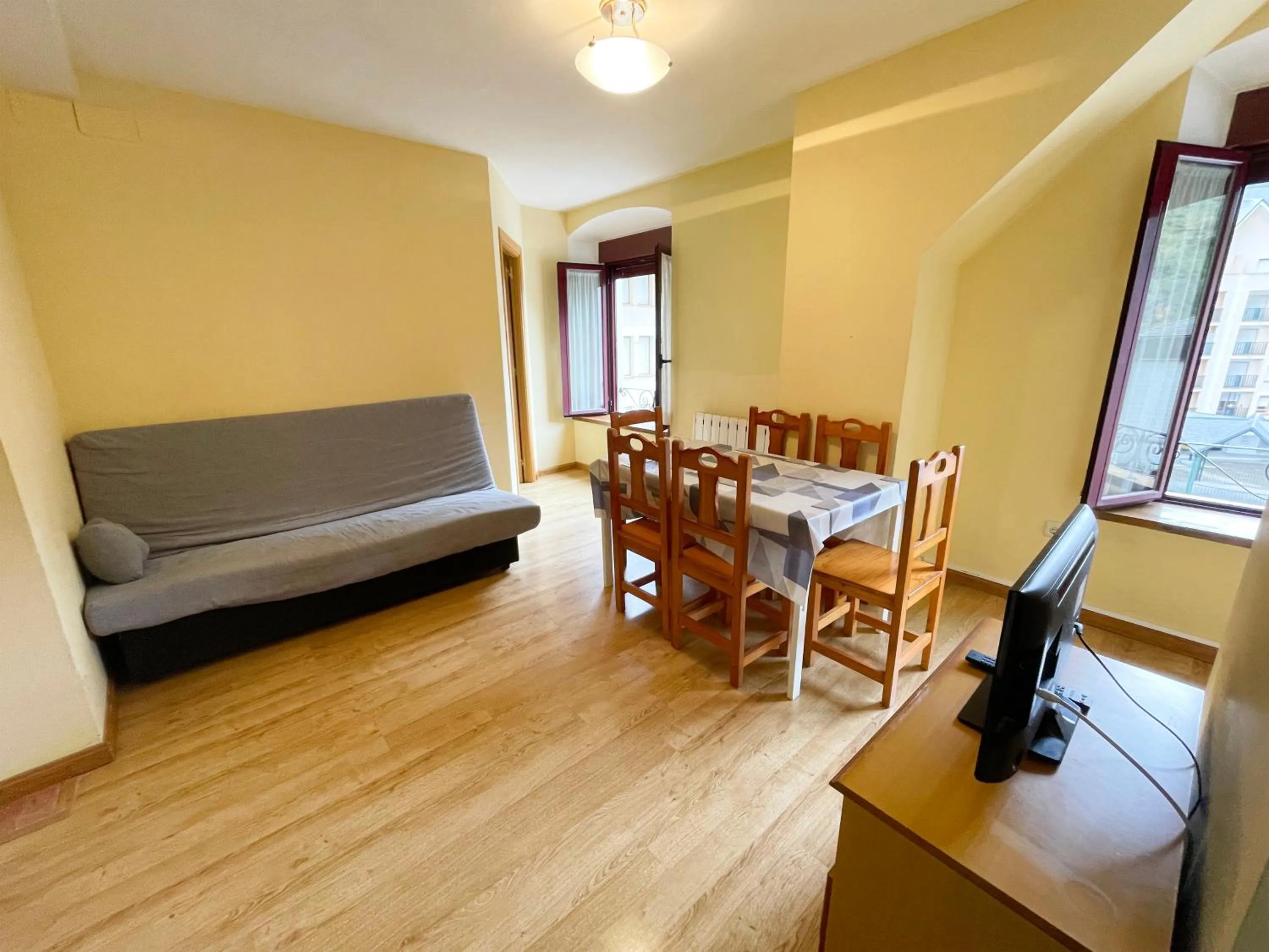 TV and multimedia, Bed in Apartamentos Canfranc 3000