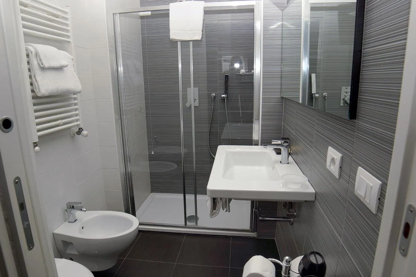 Shower in Hotel Leopardi