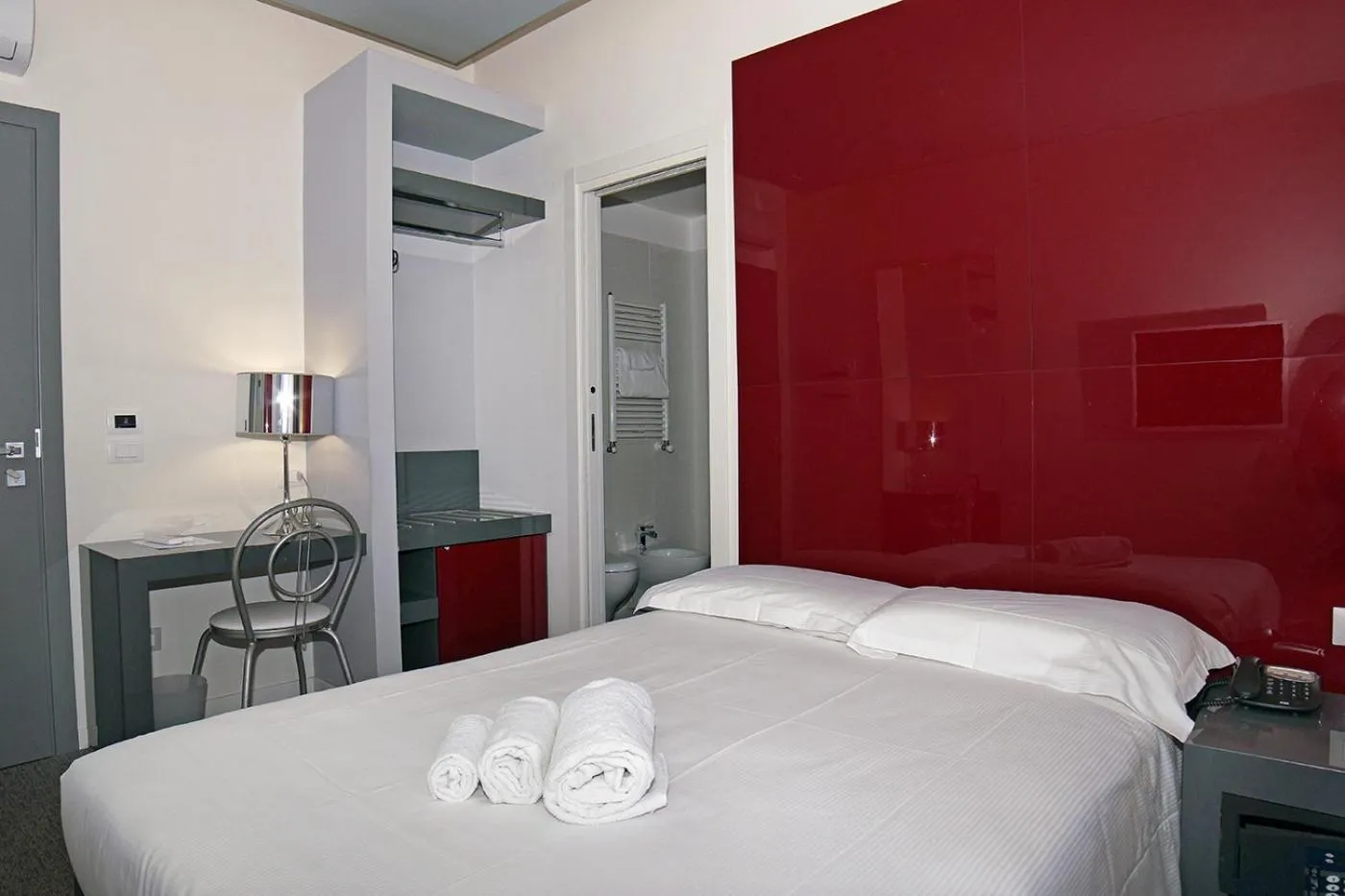 Photo of the whole room, Bed in Hotel Leopardi