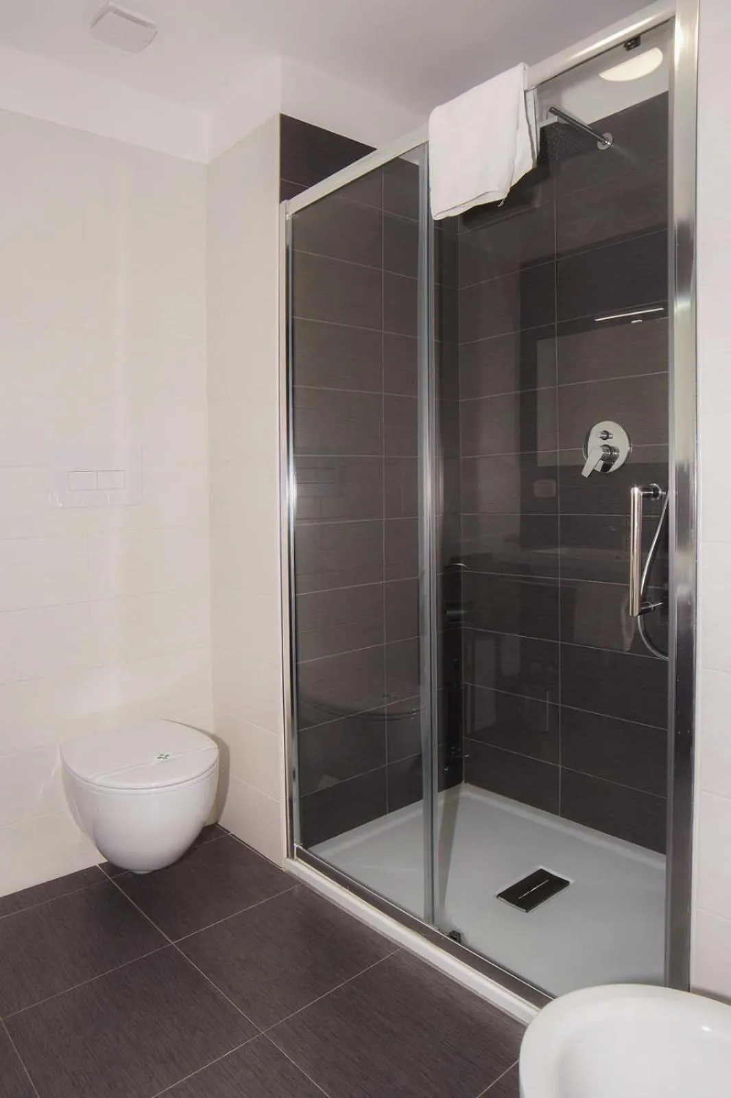 Bathroom in Hotel Leopardi