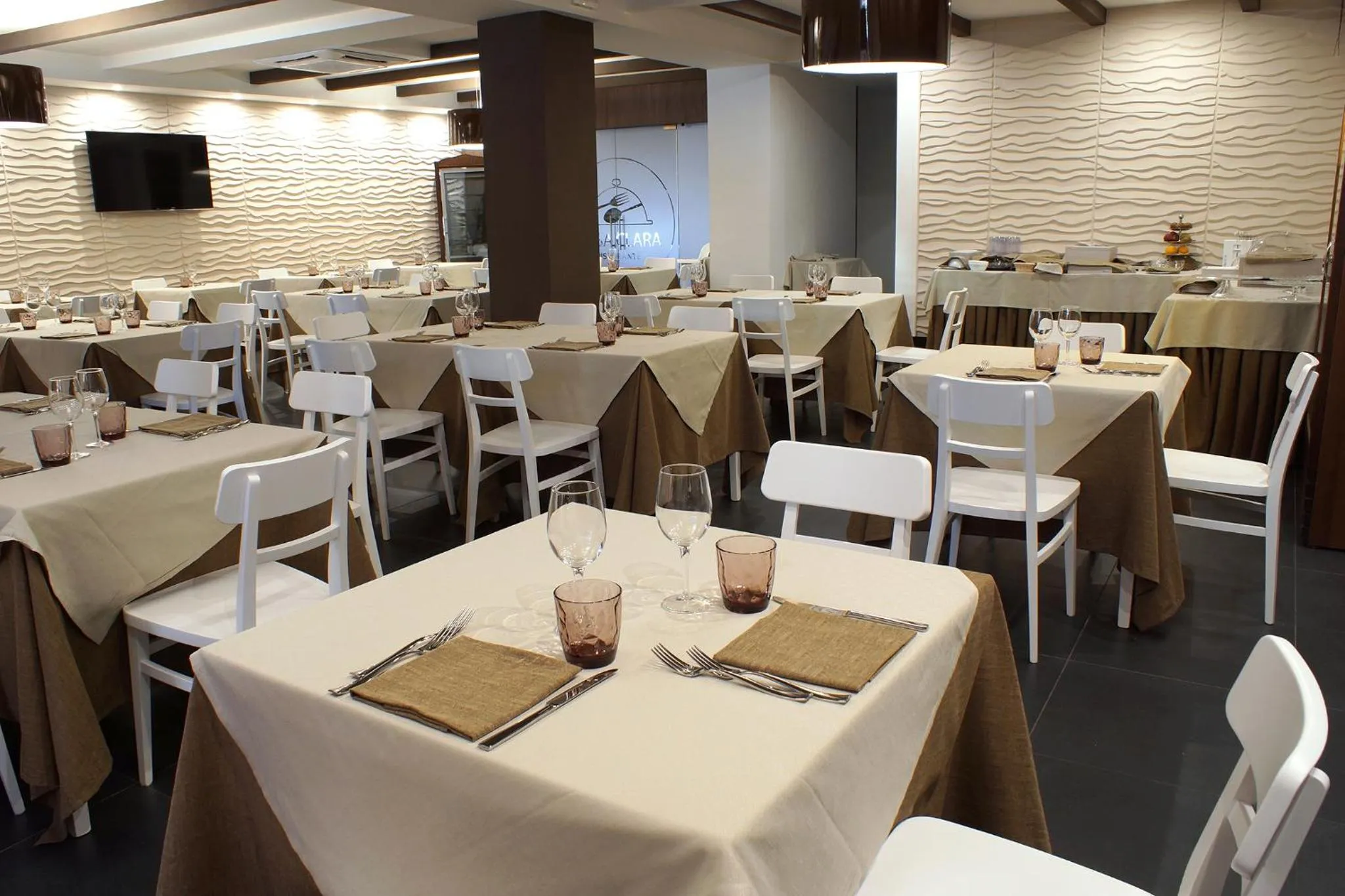 Restaurant/places to eat in Hotel Leopardi