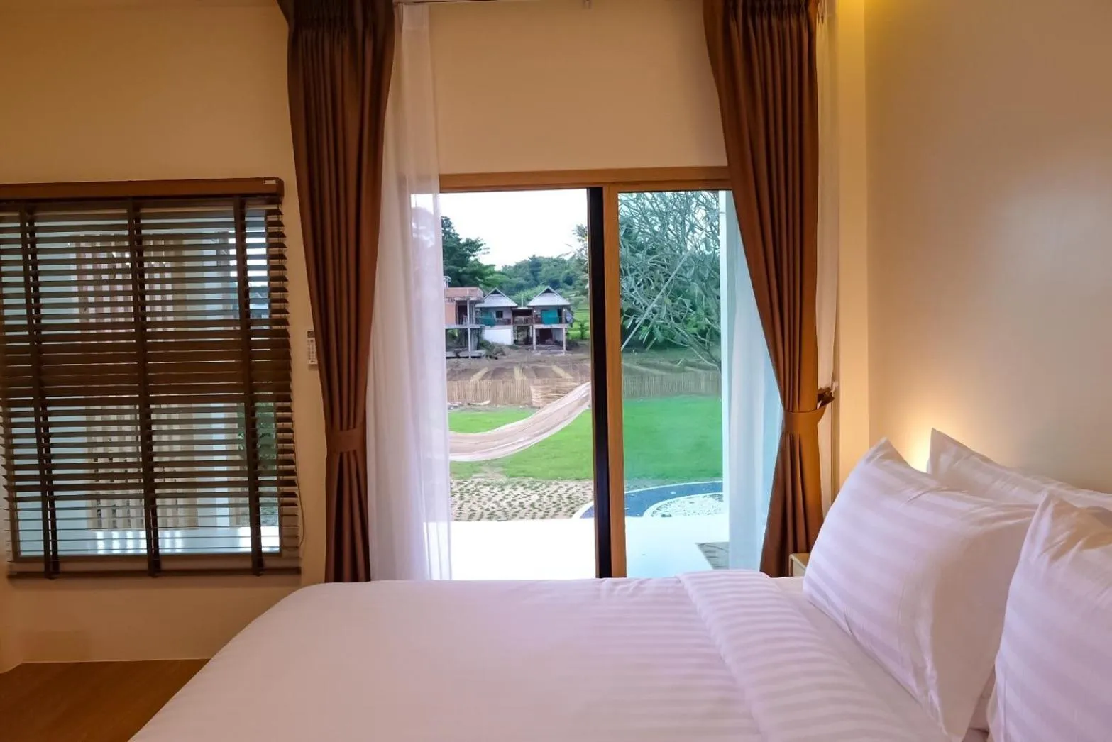 Photo of the whole room, Bed in Pai Nam Now