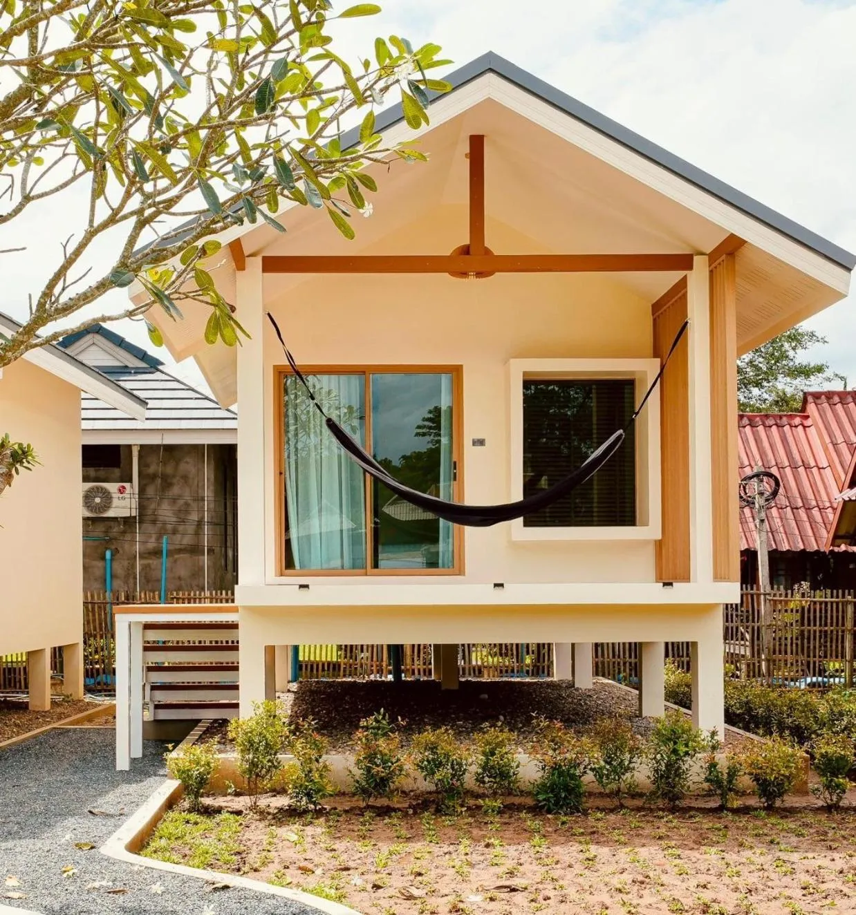 Property building in Pai Nam Now