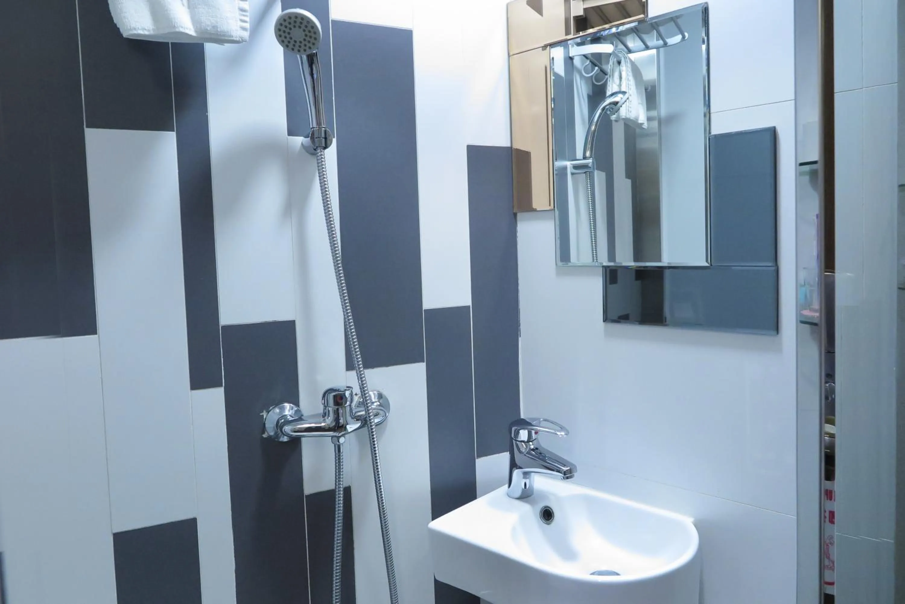 Shower in Shanghai Red