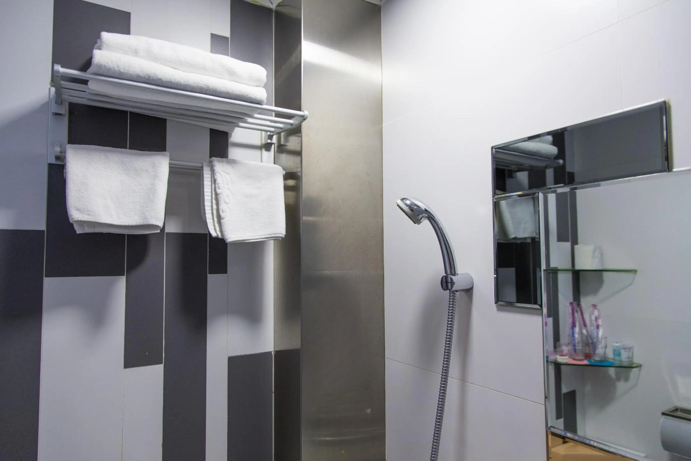 Shower in Shanghai Red