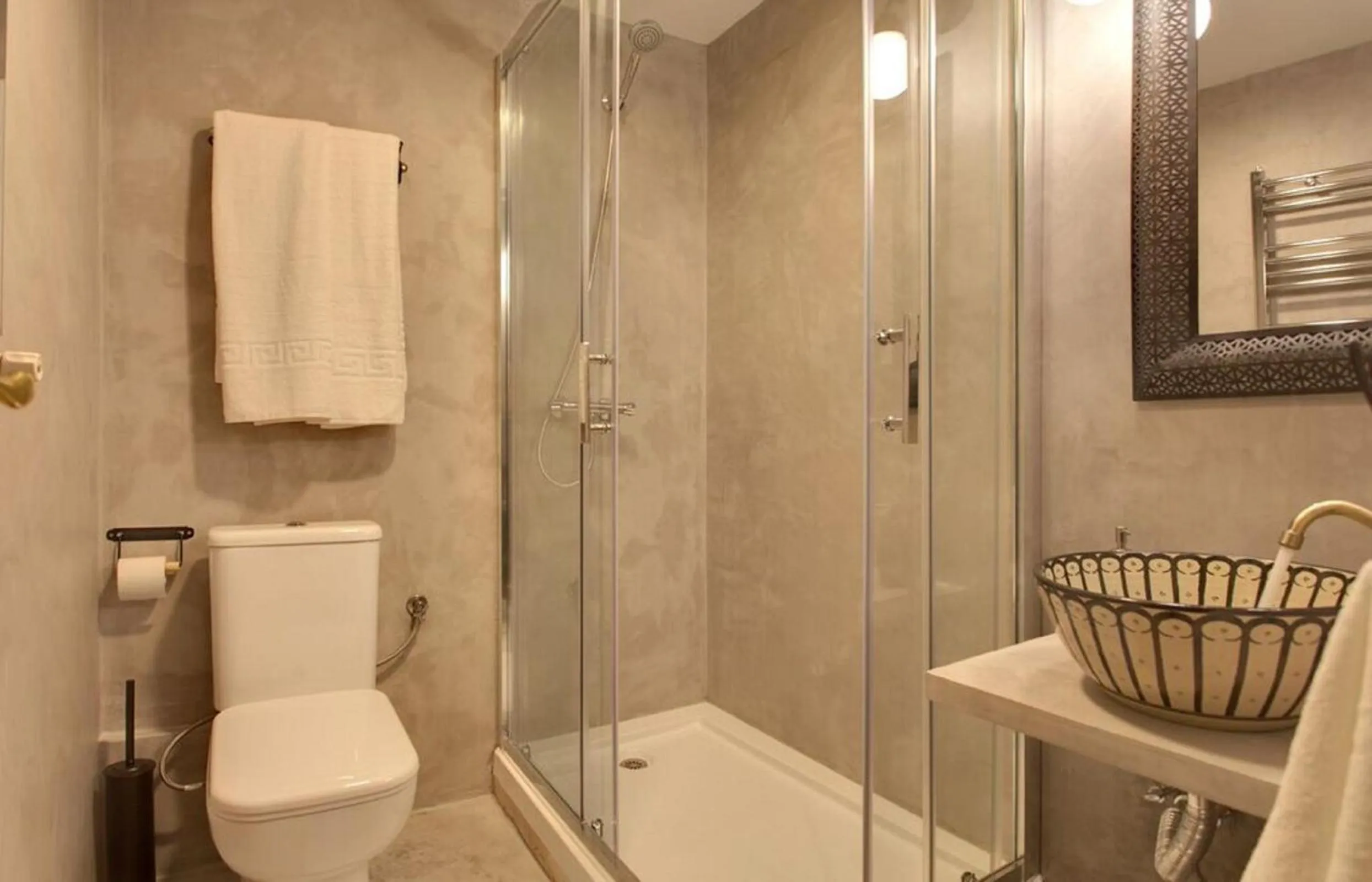 Toilet in AbraCadabra Suites