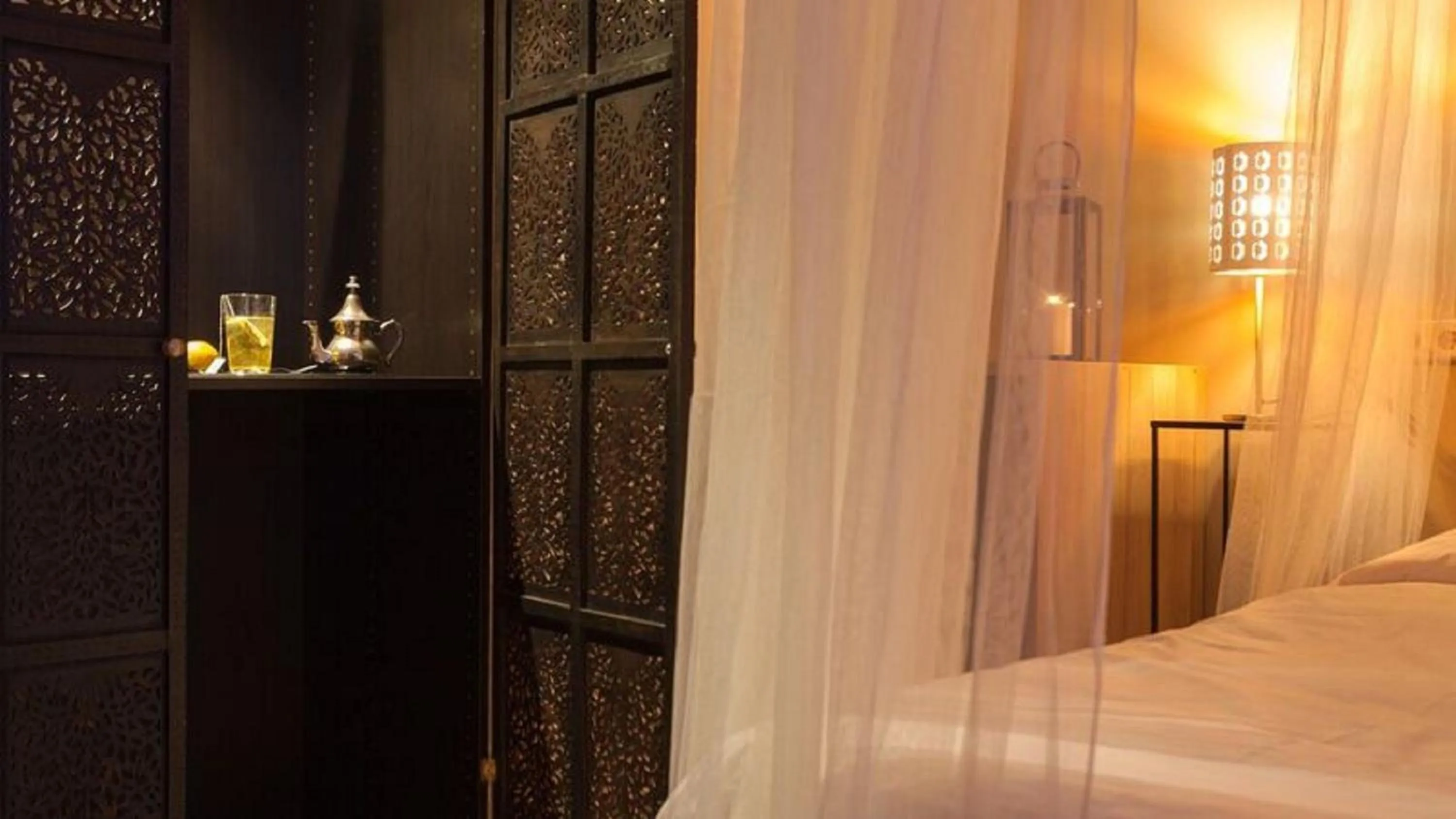 Decorative detail, Bed in AbraCadabra Suites