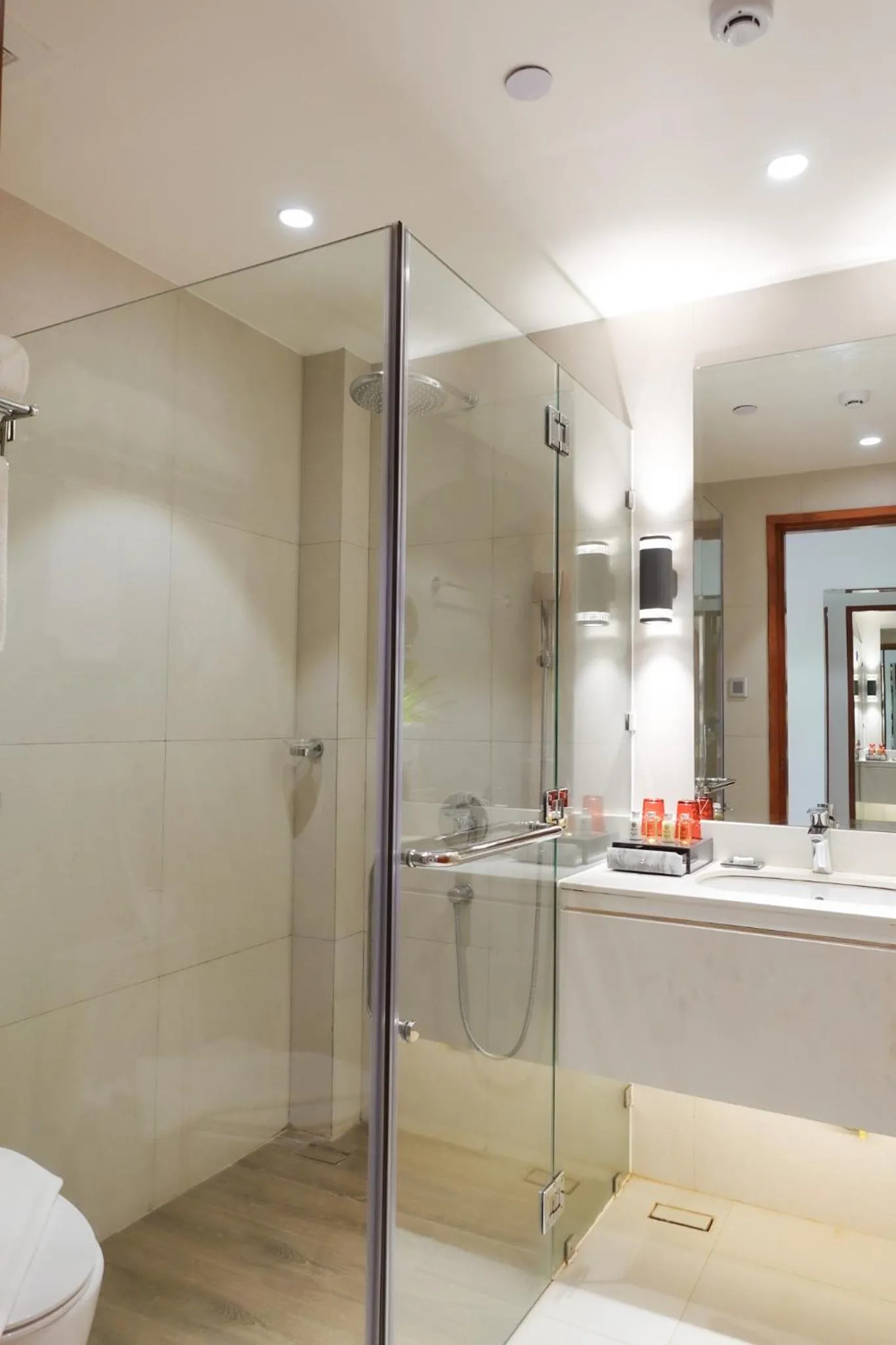 Superior Twin Room in The Tropics at MacArthur Park Resort and Convention Center