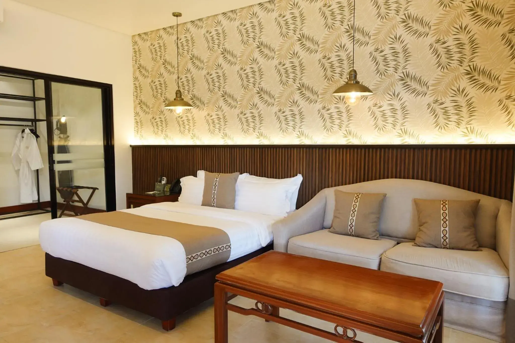 Standard Queen Room in The Tropics at MacArthur Park Resort and Convention Center Standard Queen Room in The Tropics at MacArthur Park Resort and Convention Center