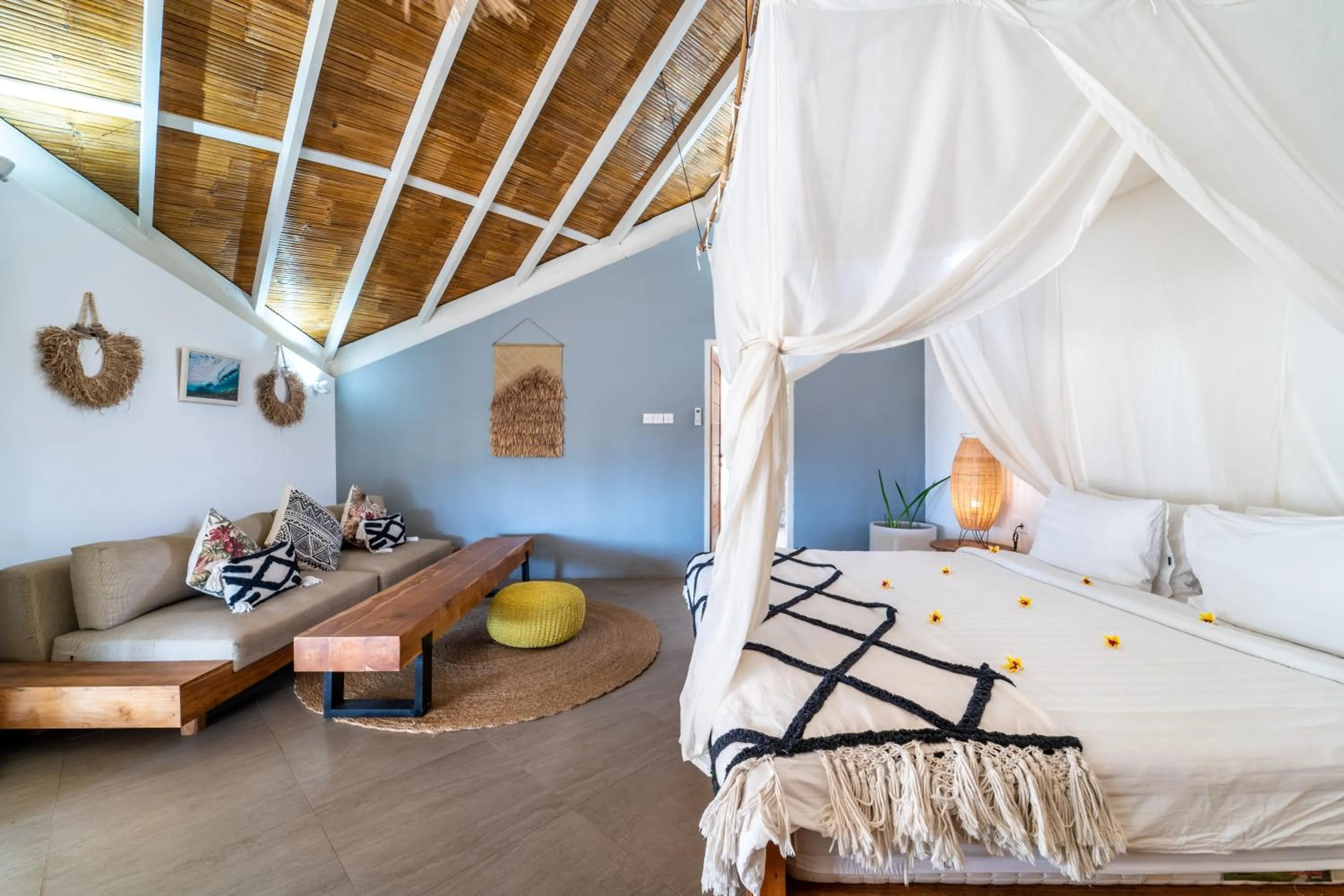 Photo of the whole room, Bed in Mowies On The Beach