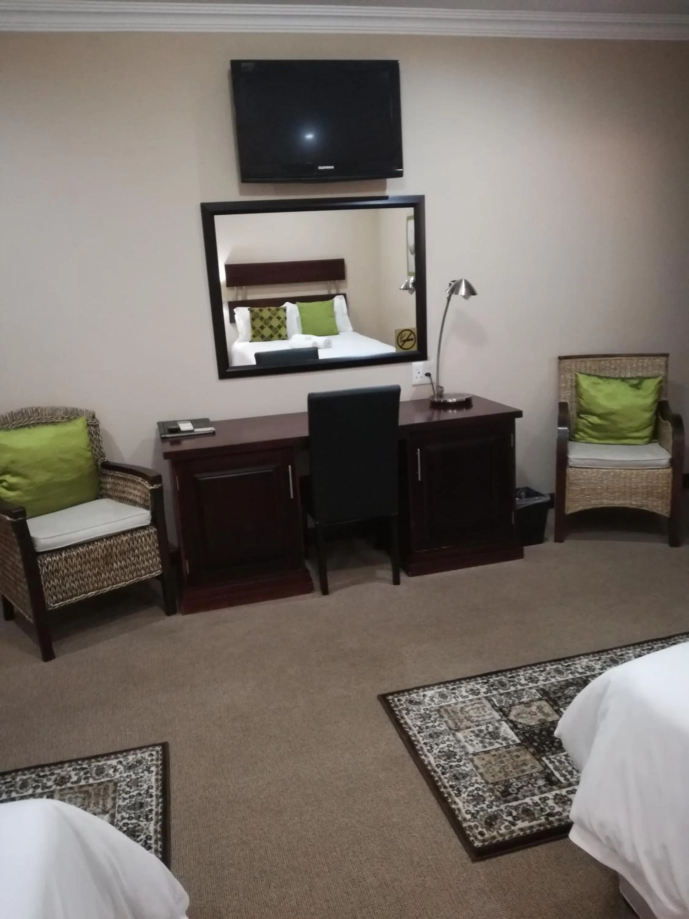 TV and multimedia, Bed in Belmont Guesthouse