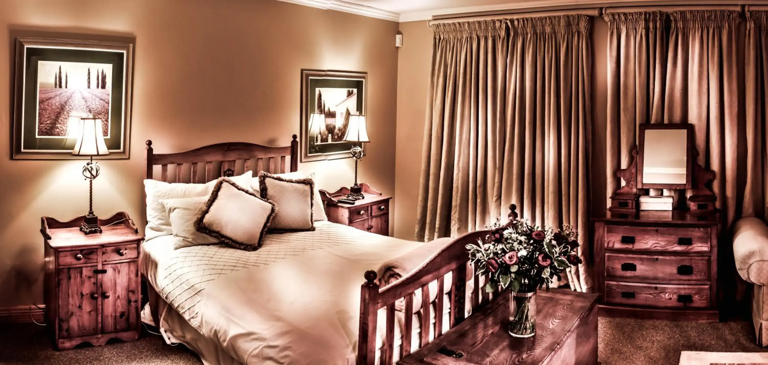 Deluxe Queen Room - single occupancy in The FarSide Country Manor Deluxe Queen Room - single occupancy in The FarSide Country Manor