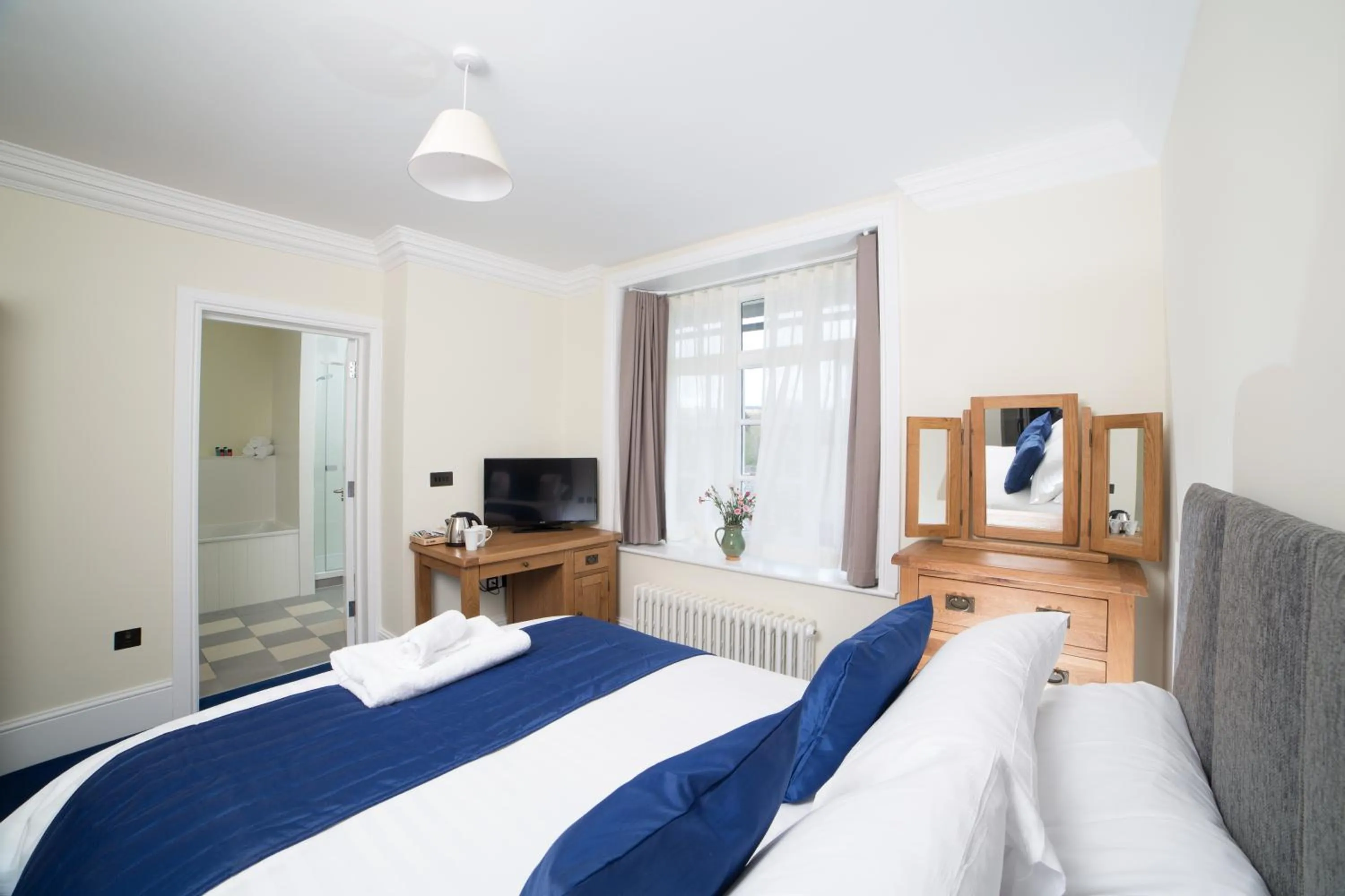 Photo of the whole room, Bed in Northgate House