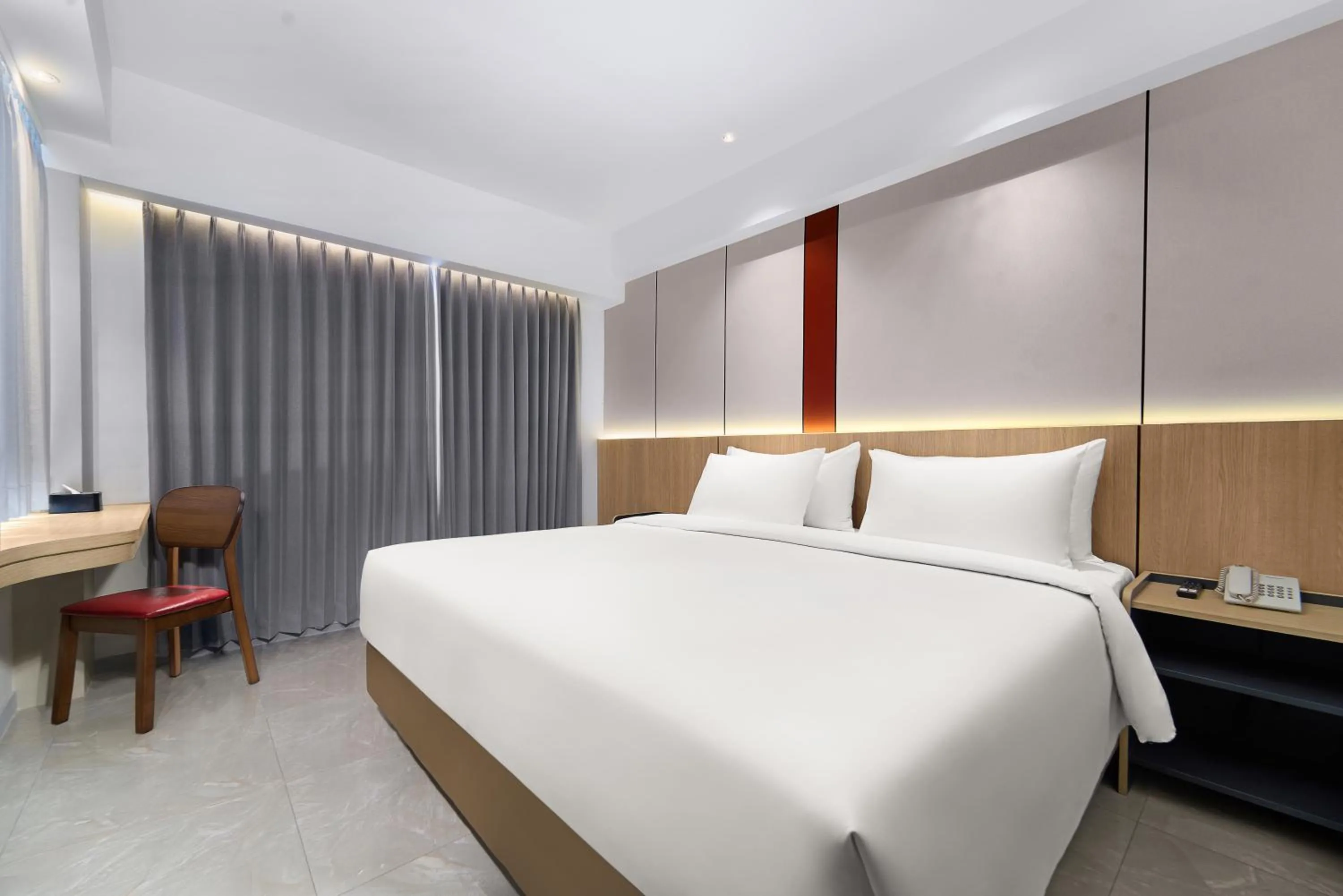 Deluxe King Room in MAXONE Batam