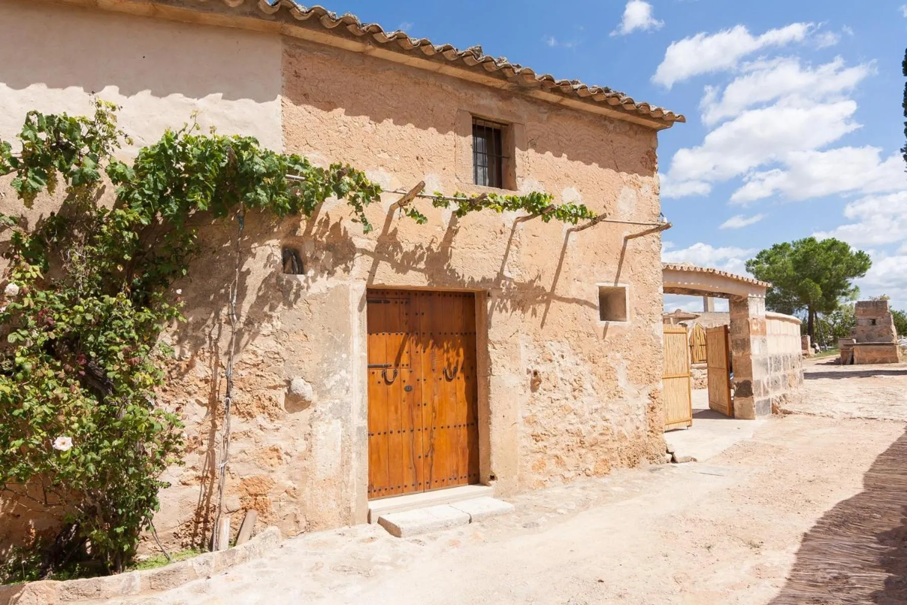Facade/entrance in Ca Nostra