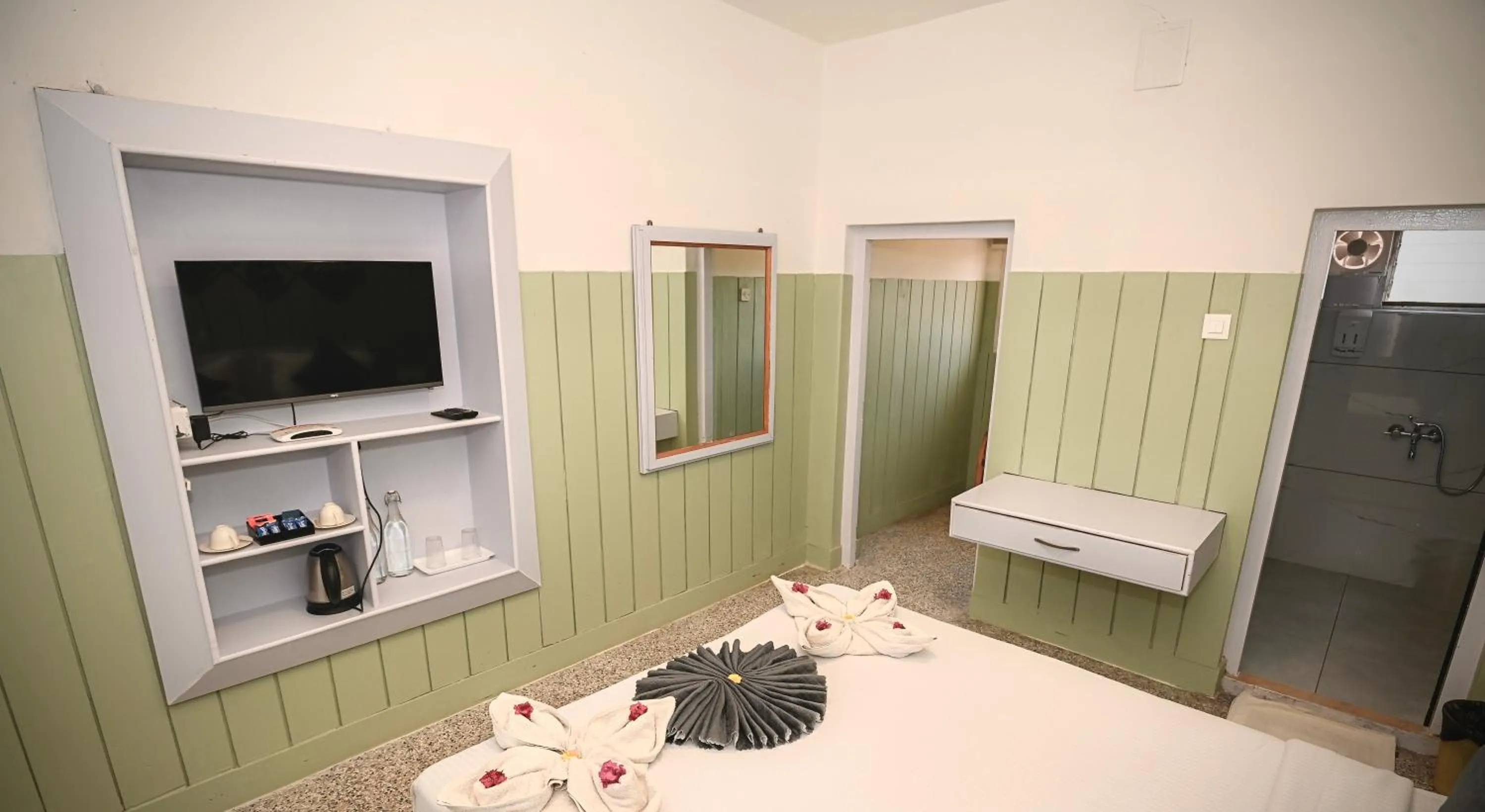 View (from property/room), Bed in Hotel Vivek