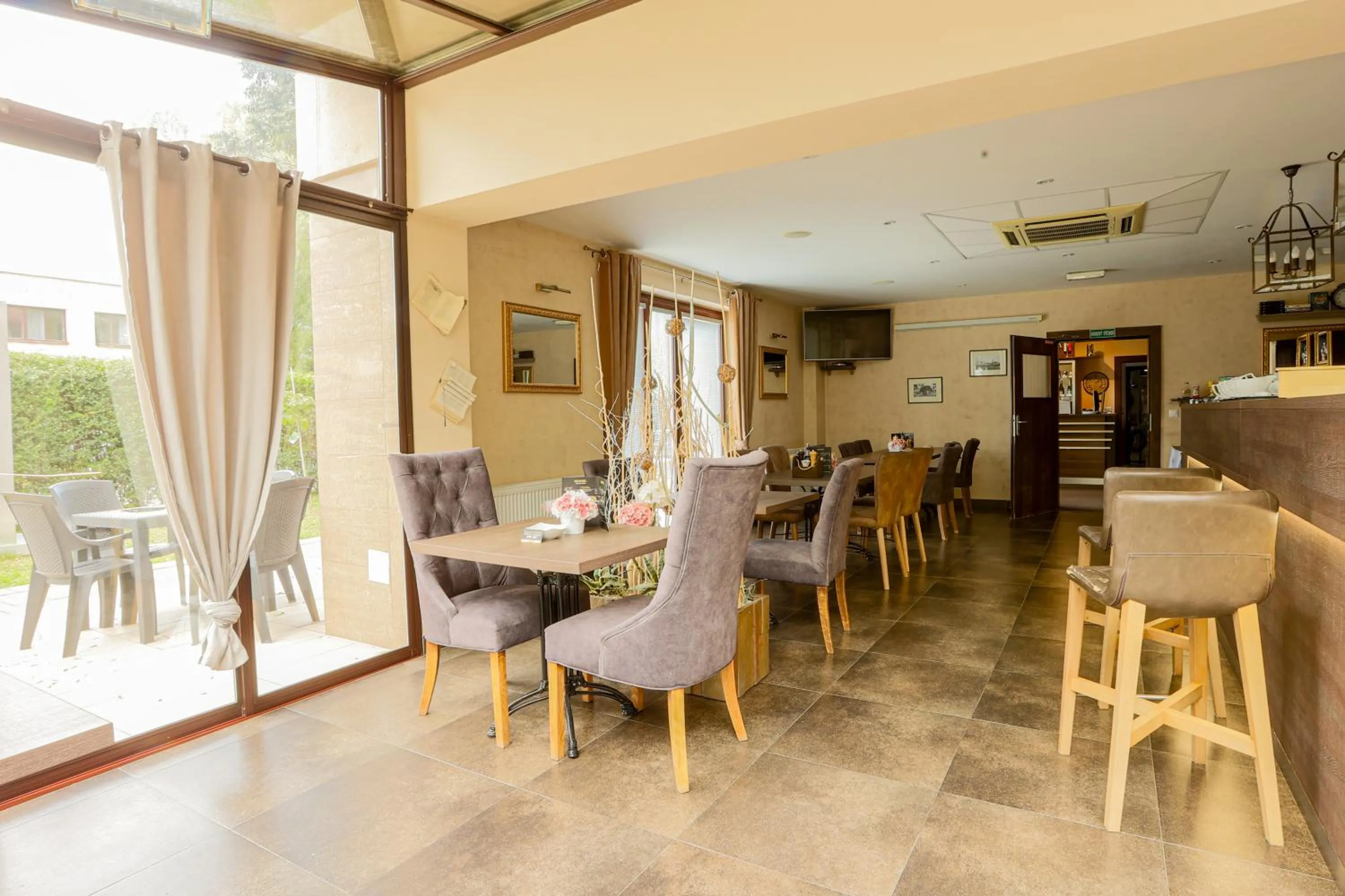 Restaurant/places to eat in Grand Hotel Senica, Garni