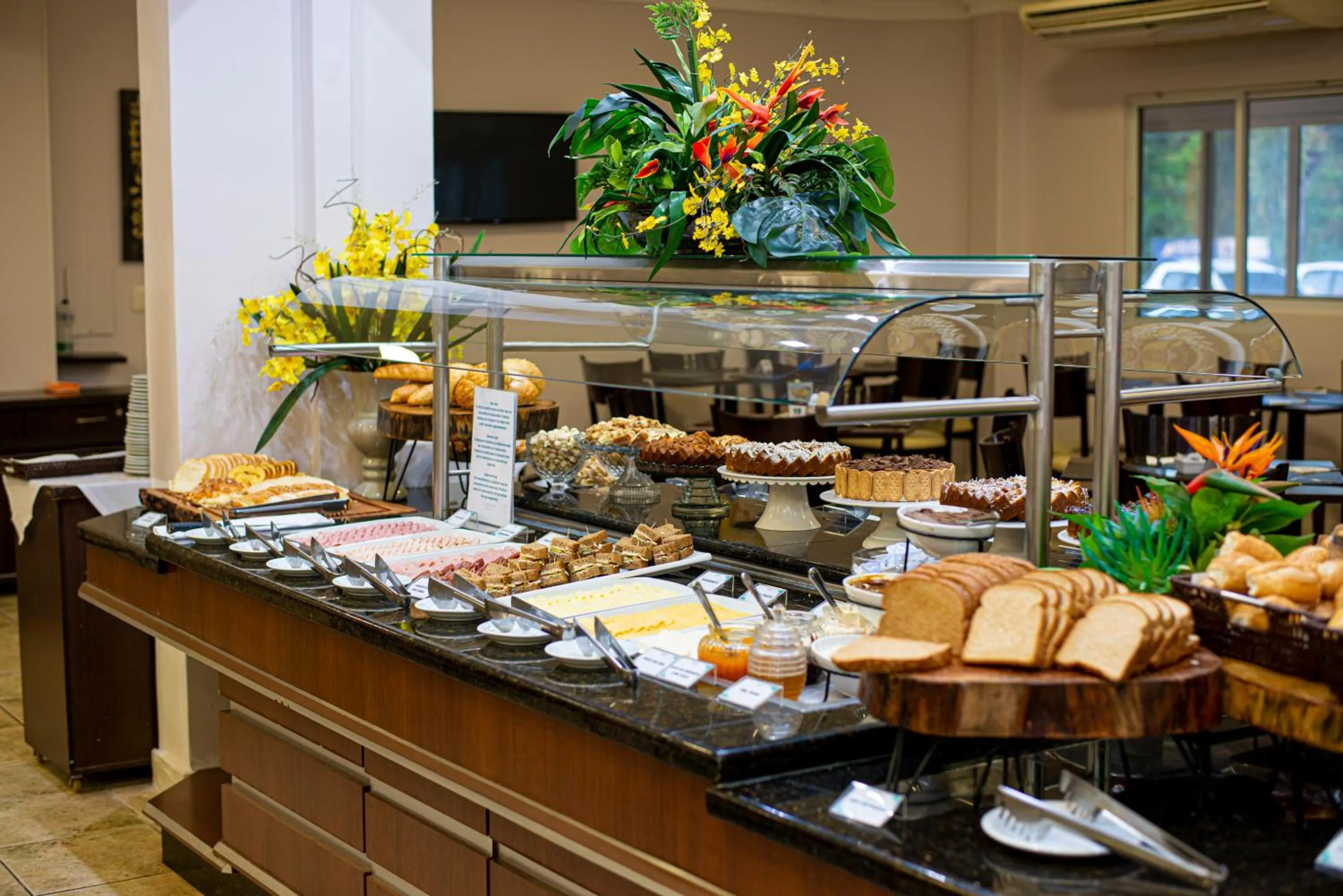 Buffet breakfast in Cataratas Park Hotel e Eventos