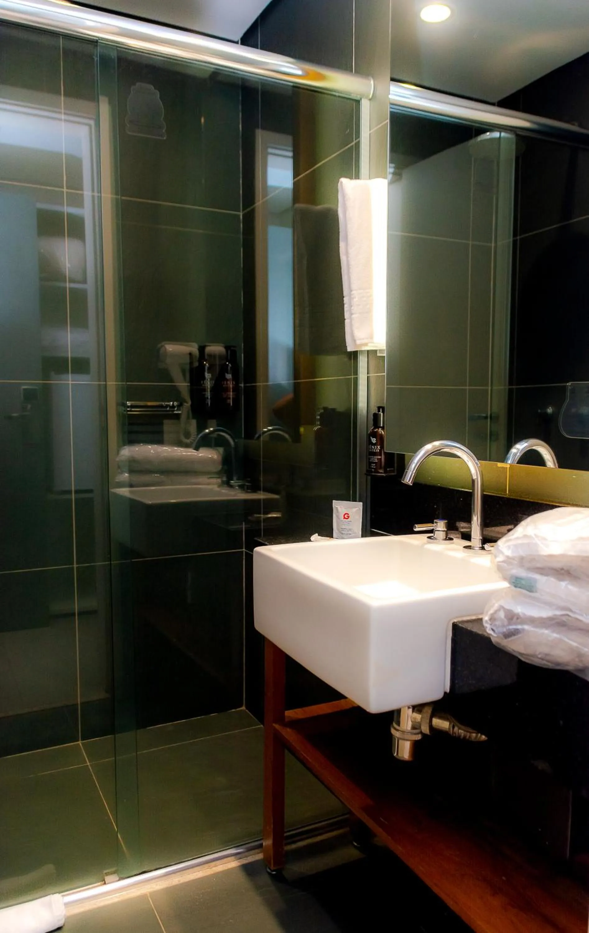 Bathroom in Golden Tower Shopping by Fênix Hotéis