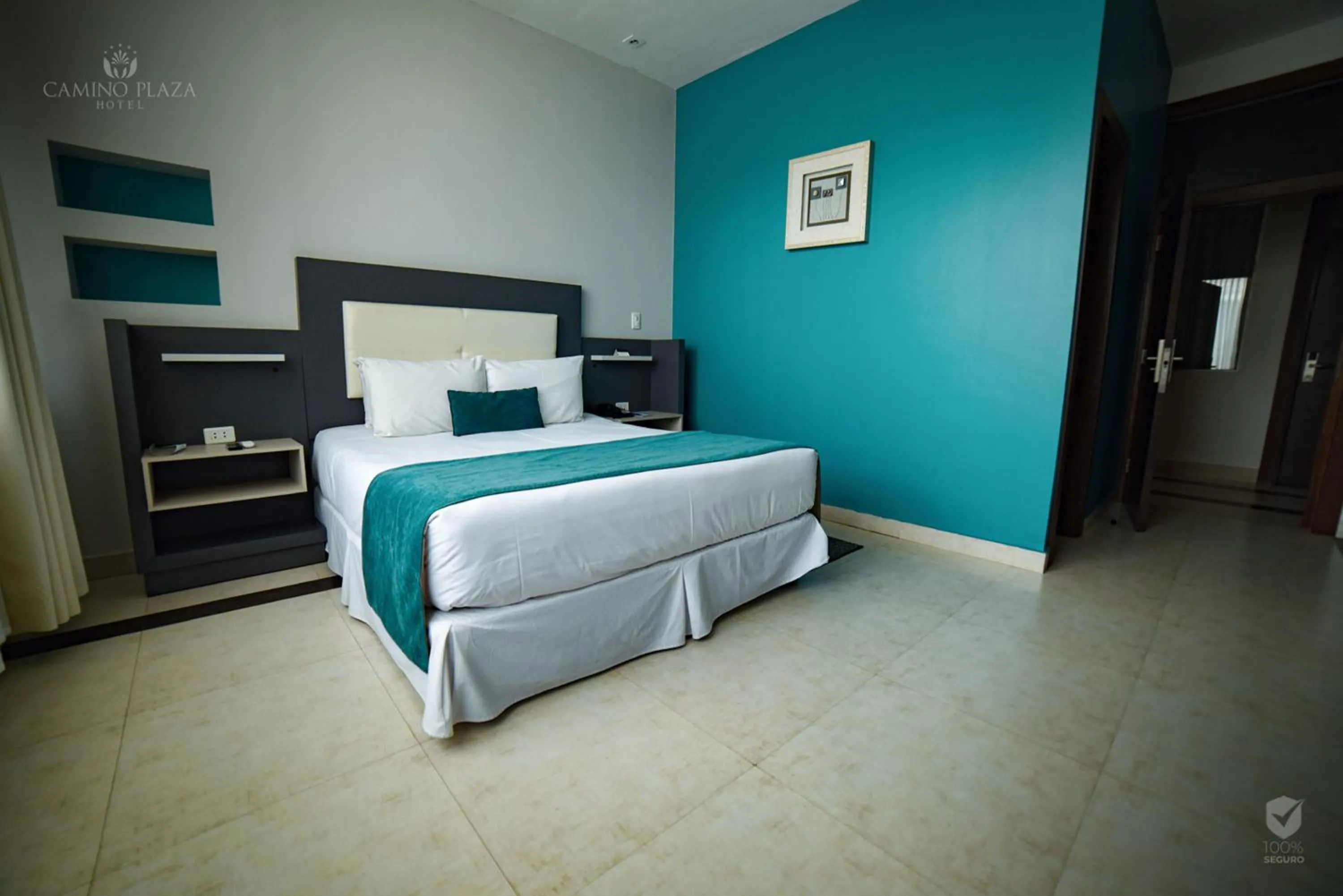 Photo of the whole room, Bed in Camino Plaza