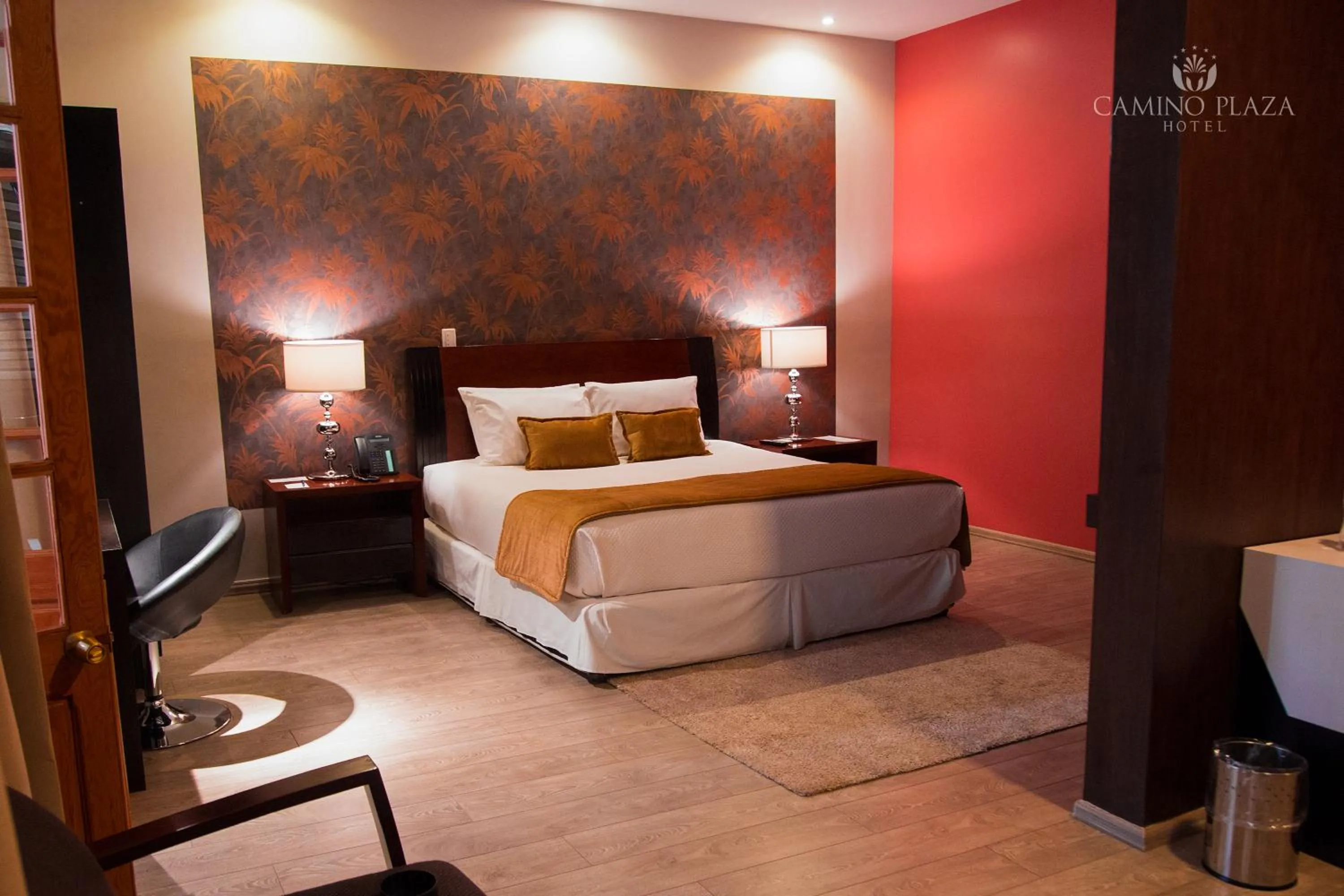 Communal lounge/ TV room, Bed in Camino Plaza