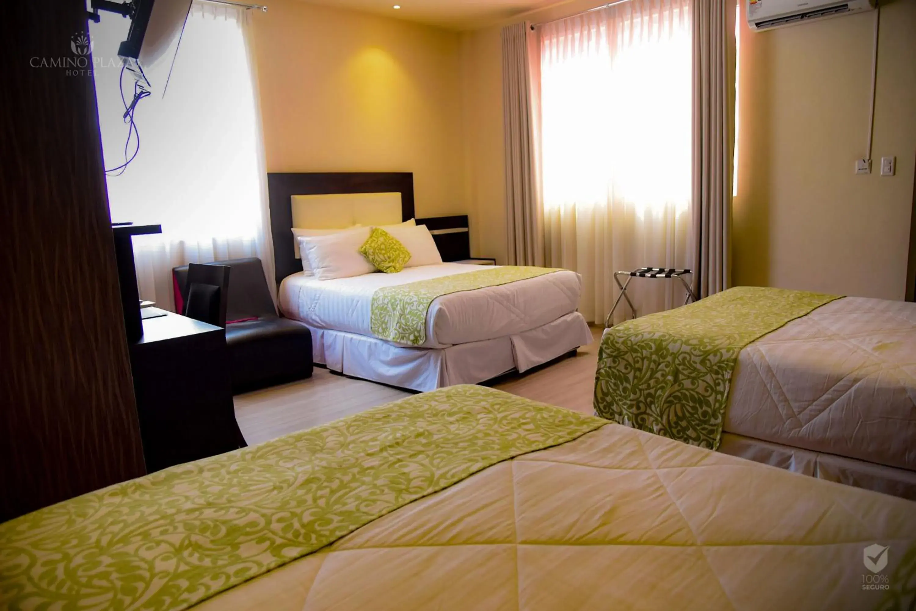 Photo of the whole room, Bed in Camino Plaza Photo of the whole room, Bed in Camino Plaza