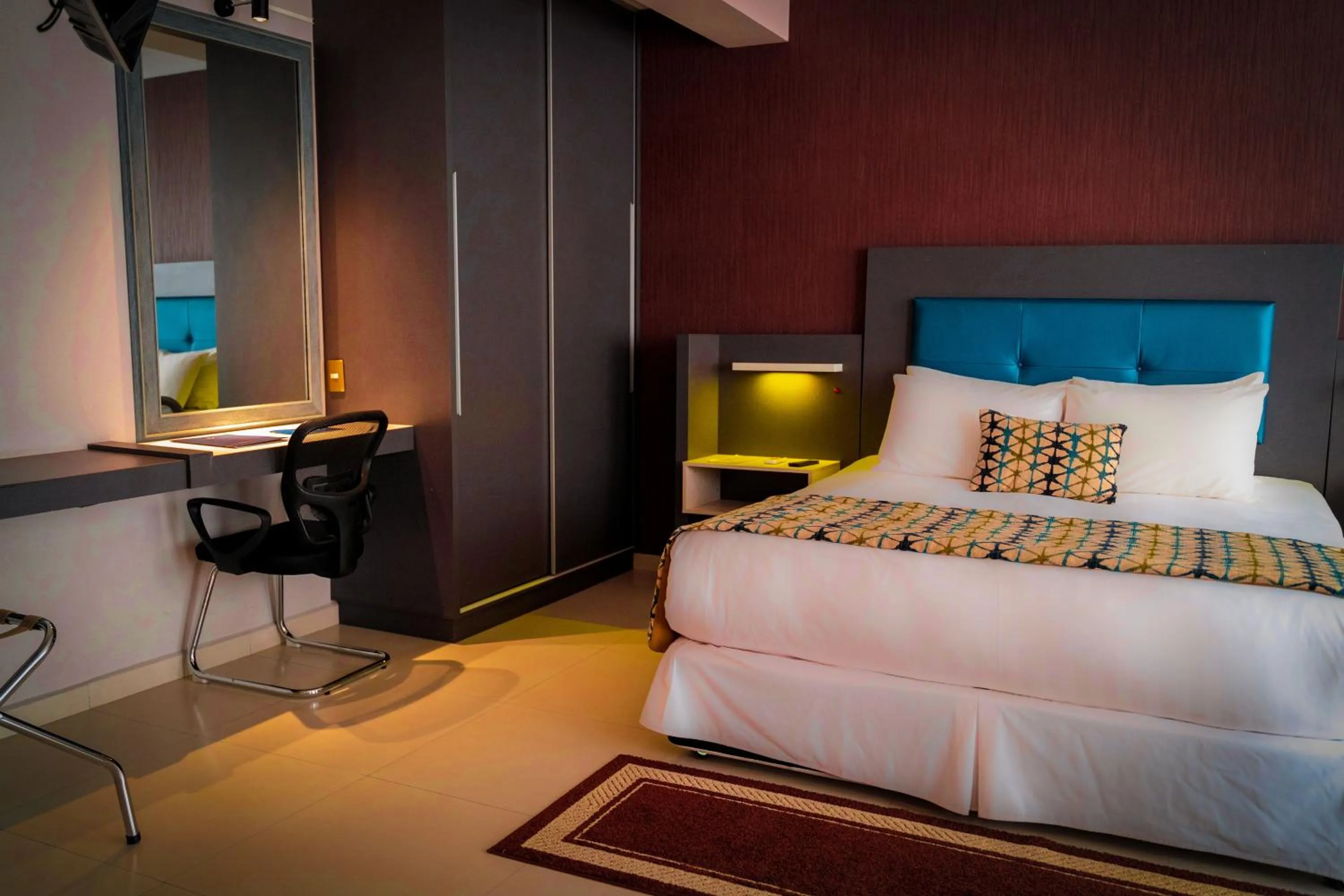 Photo of the whole room, Bed in Camino Plaza