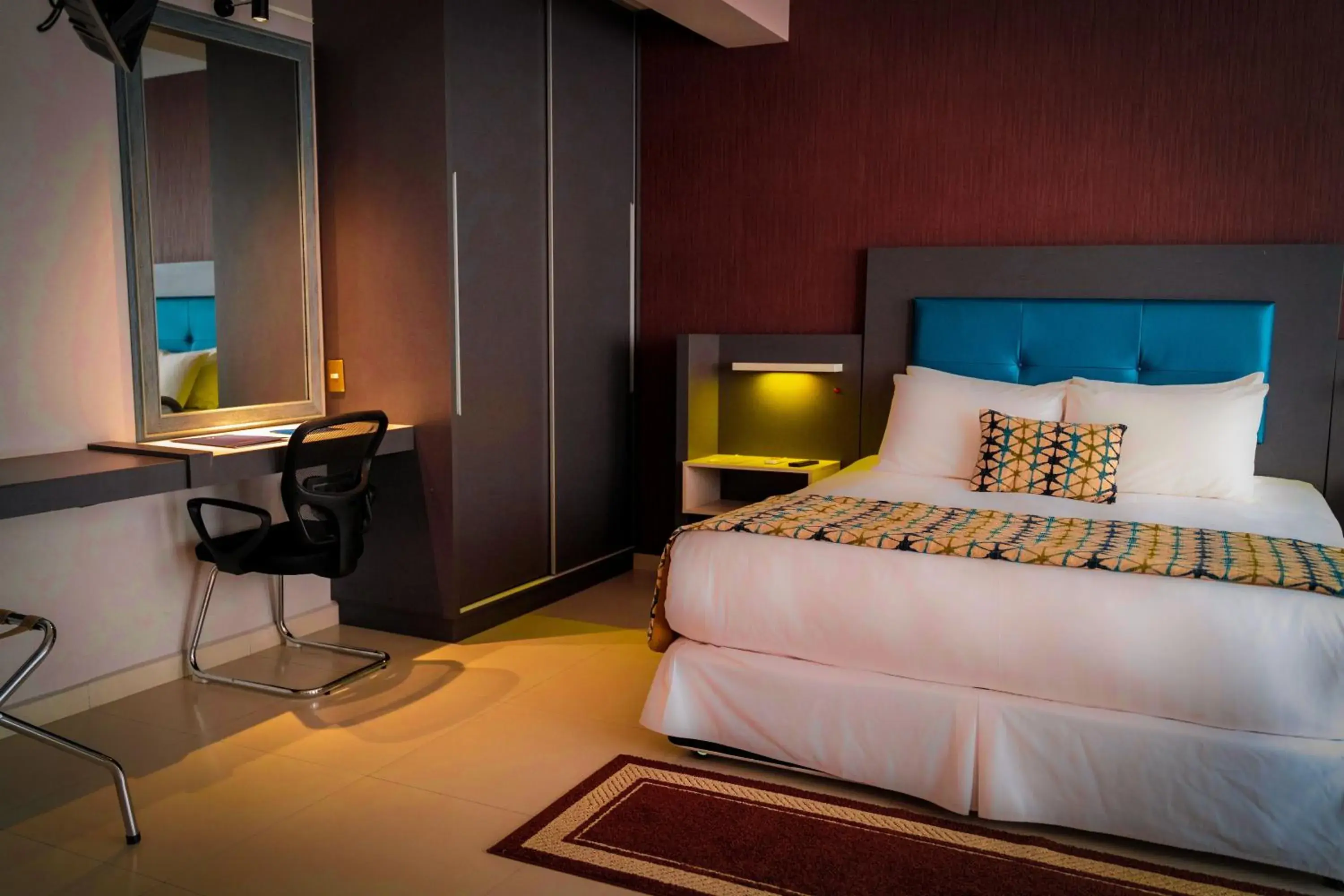 Photo of the whole room, Bed in Camino Plaza Photo of the whole room, Bed in Camino Plaza