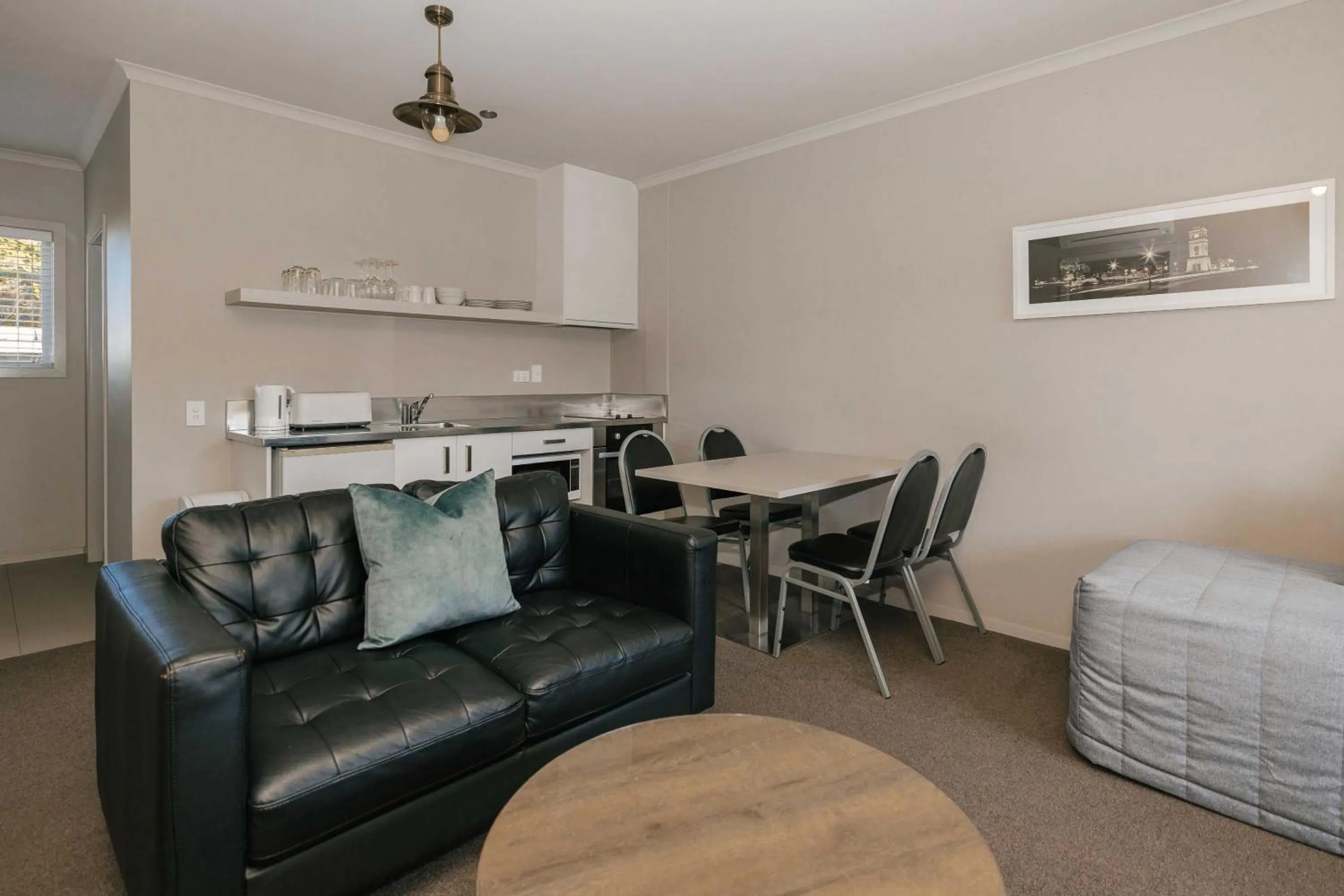 Kitchen or kitchenette in South Street West Motel