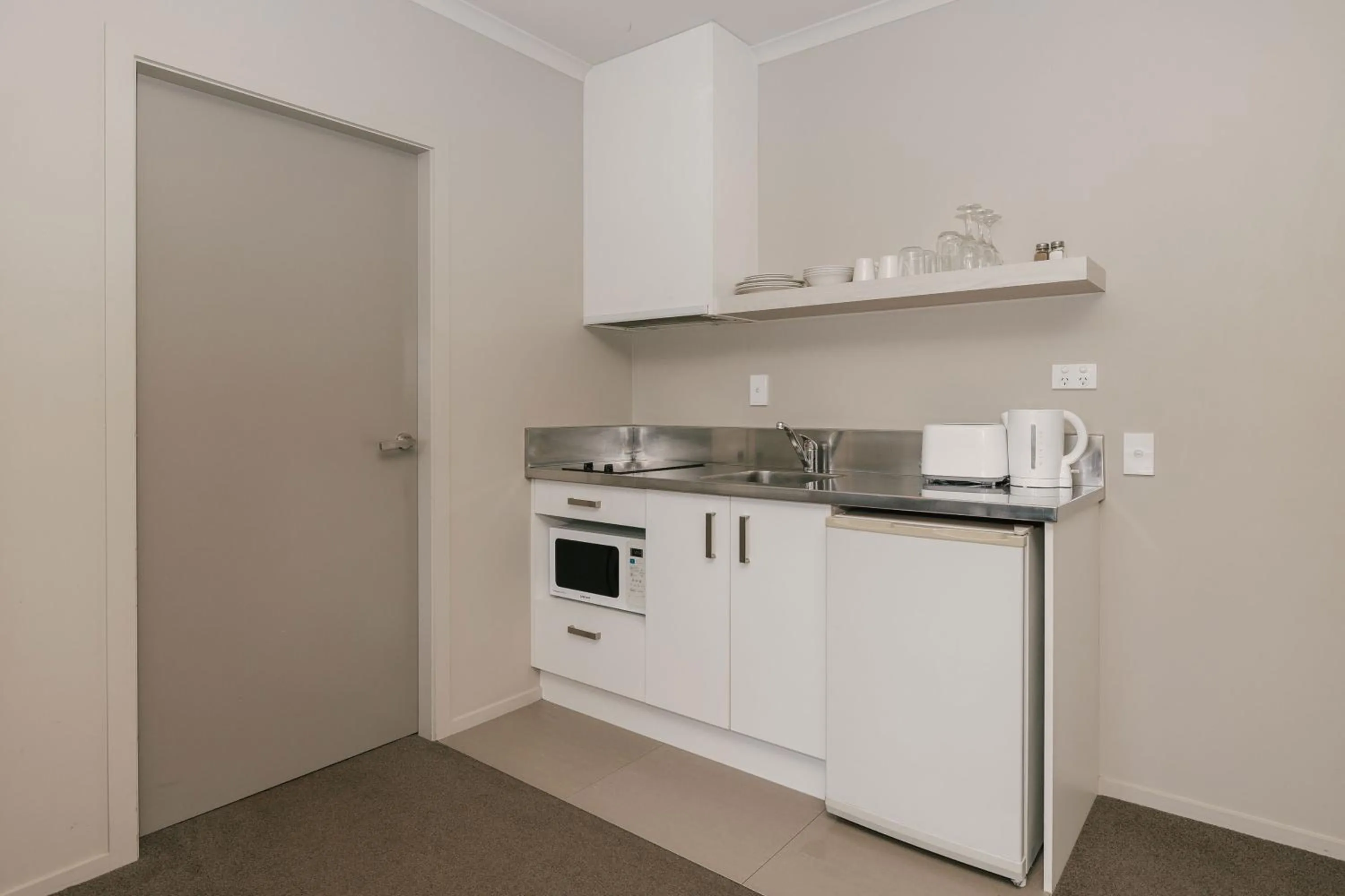 Kitchen or kitchenette in South Street West Motel