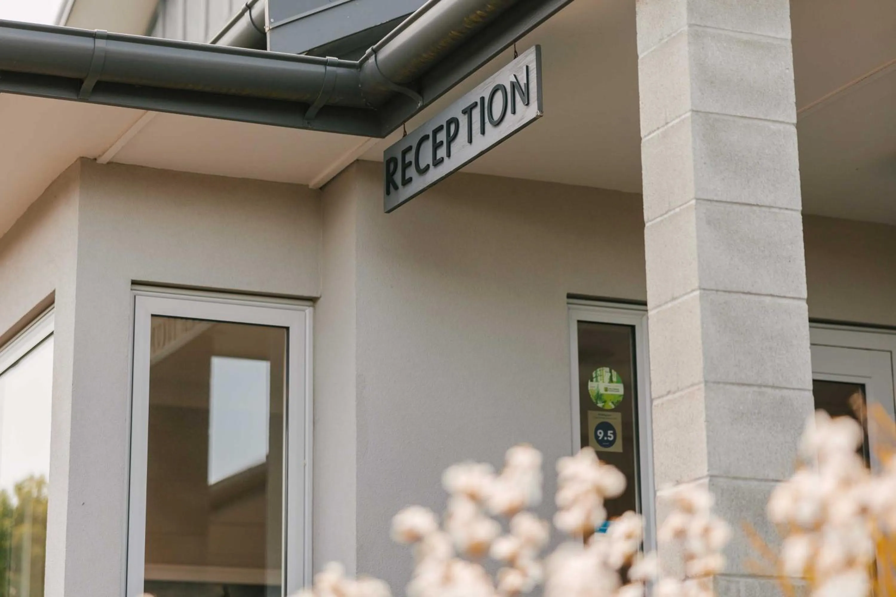 Facade/entrance in South Street West Motel