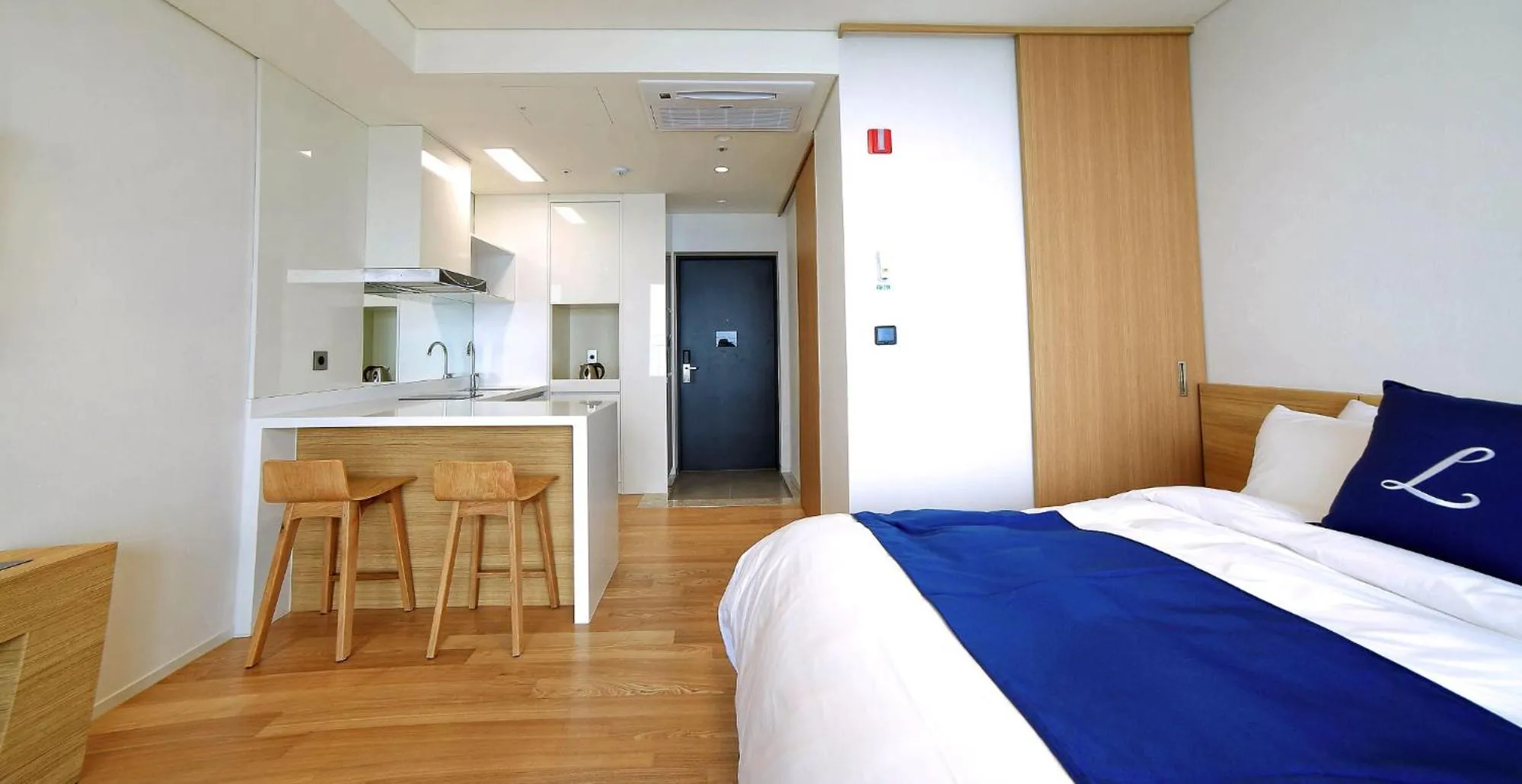 Kitchen or kitchenette, Bed in Lapis Hotel Namhae