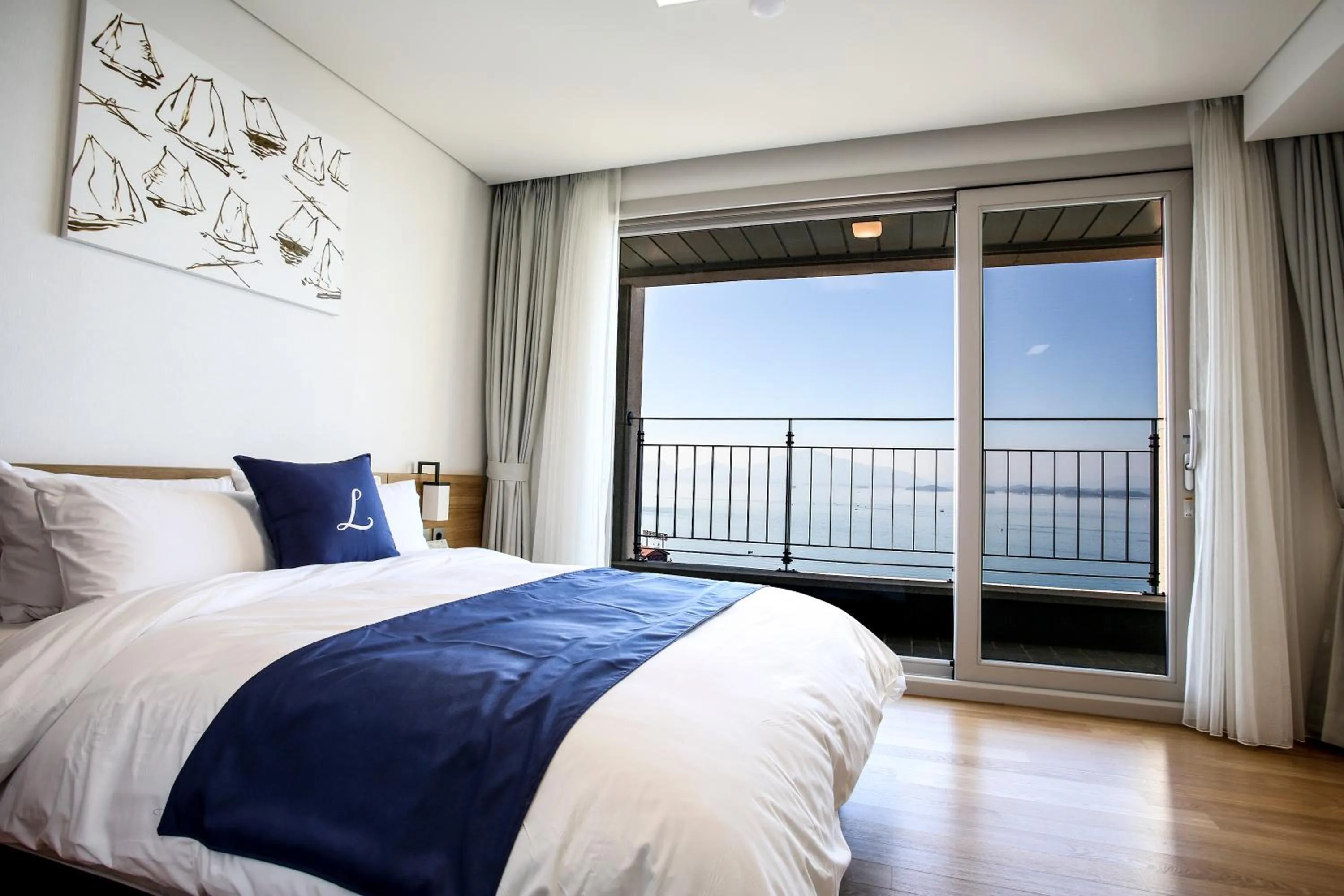 Balcony/Terrace, Bed in Lapis Hotel Namhae