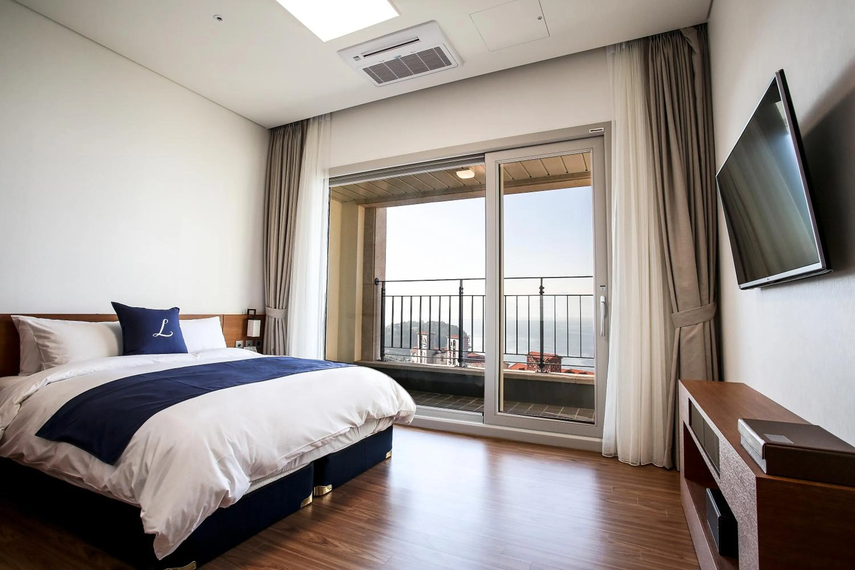Balcony/Terrace, Bed in Lapis Hotel Namhae