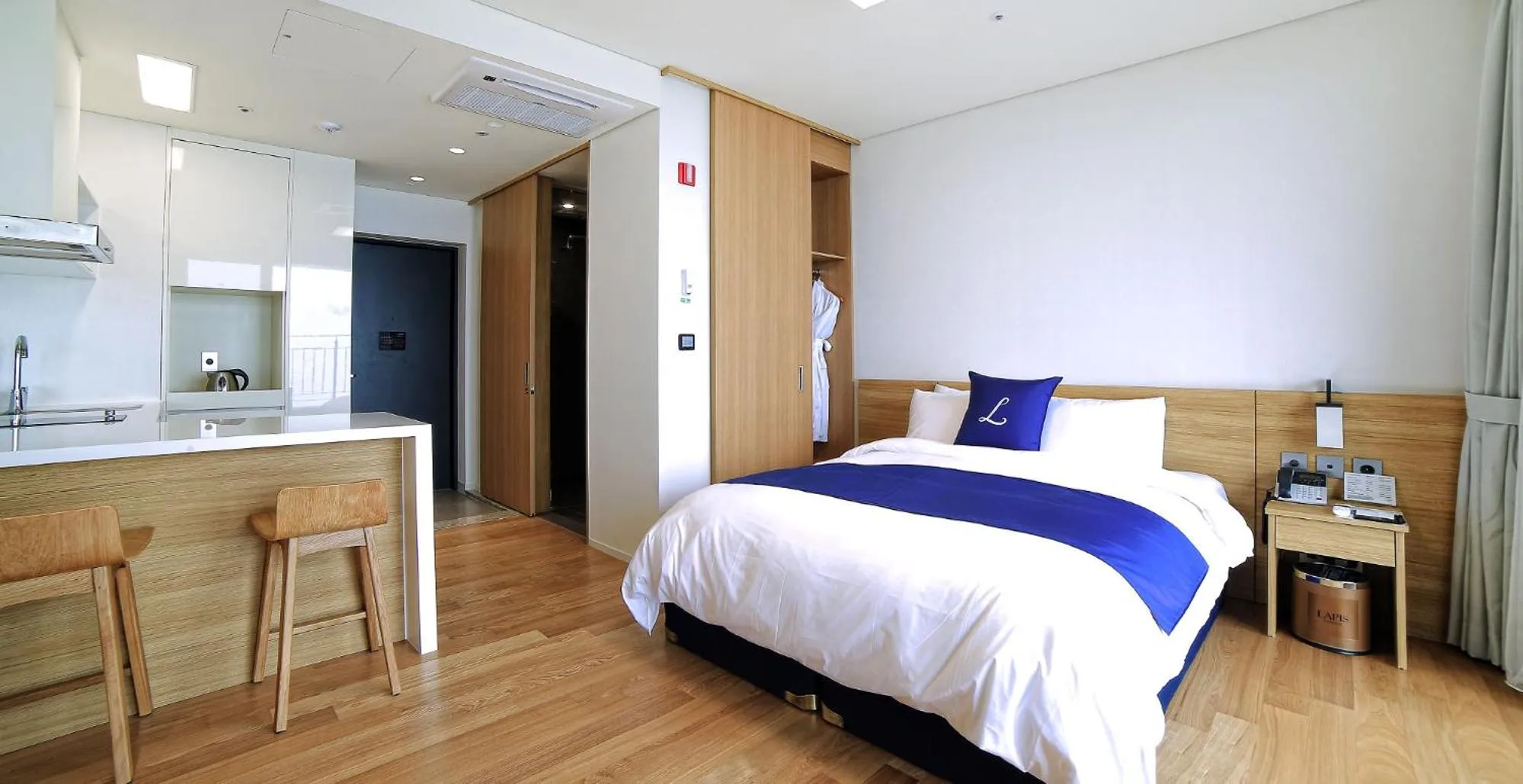 Kitchen or kitchenette, Bed in Lapis Hotel Namhae