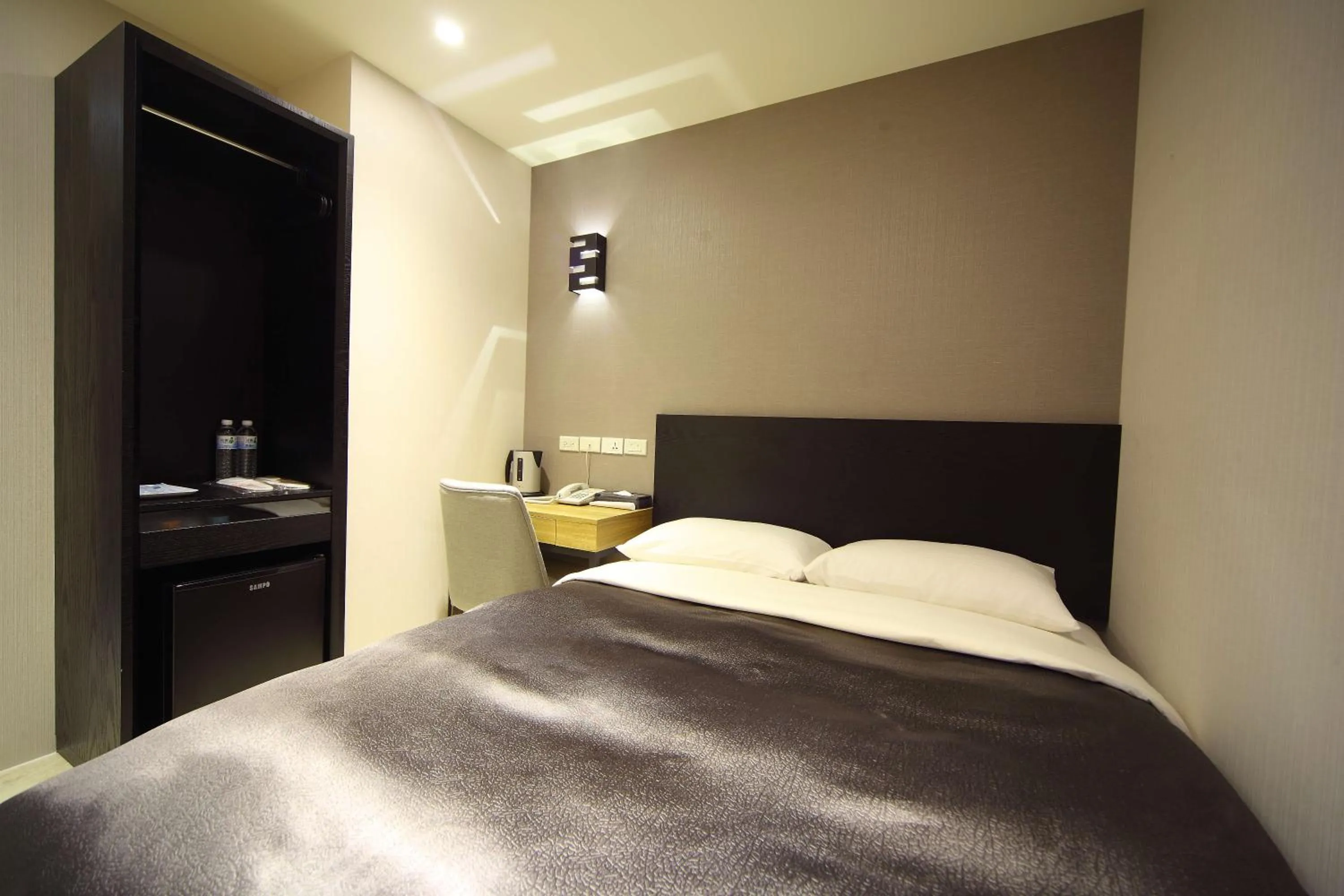 Photo of the whole room, Bed in E-House Xining Branch