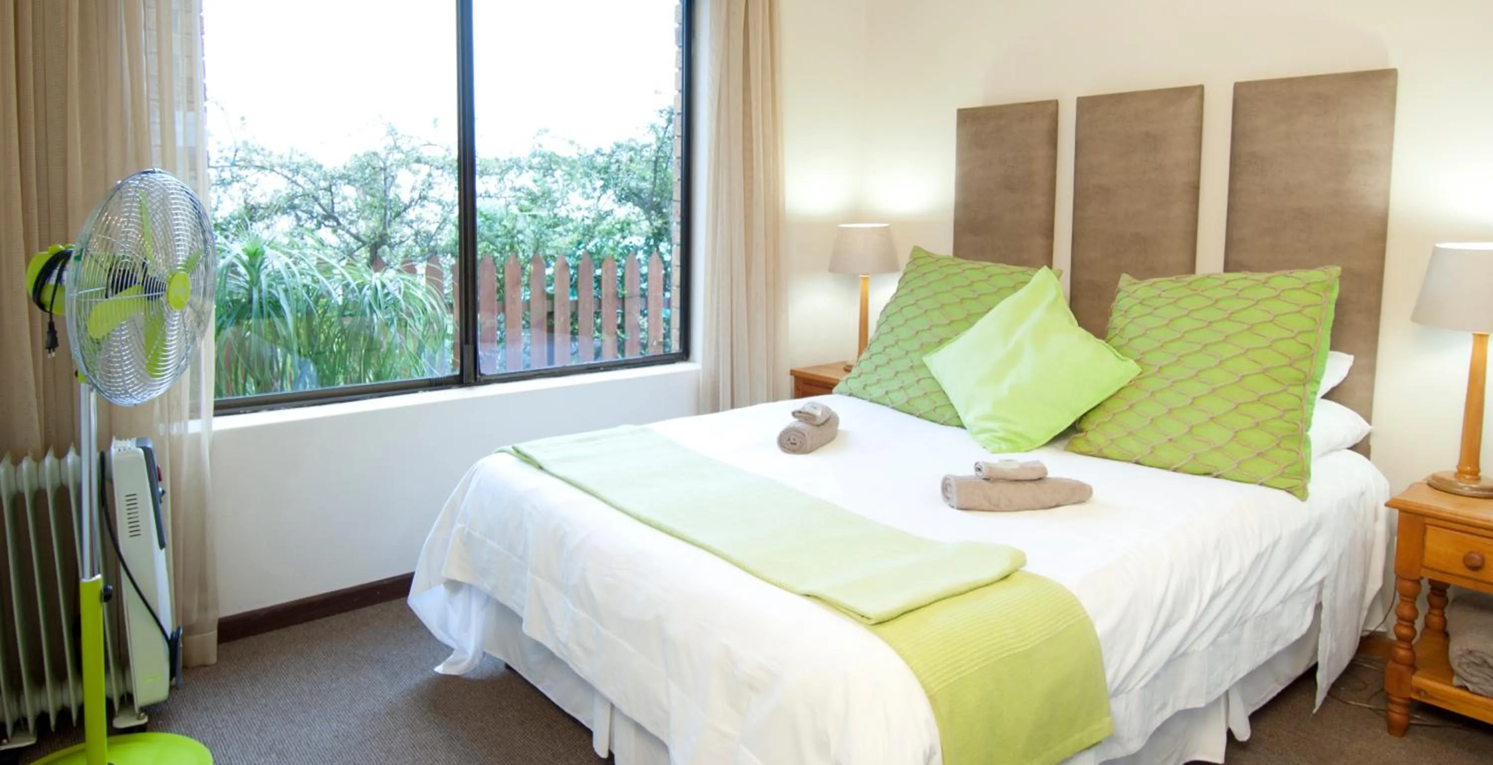 Bed in Overmeer Guest House