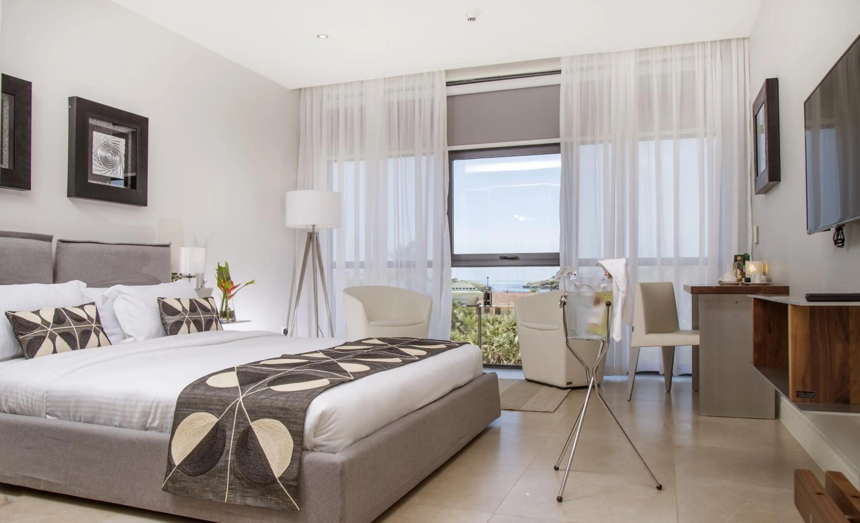 Photo of the whole room, Bed in Hotel English Point Marina & Spa